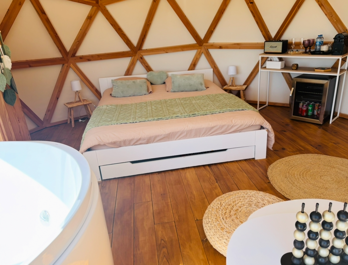 Lavan'dôme — Dôme avec baignoire balnéo à Alpes-de-Haute-Provence à Digne-les-Bains — chambre