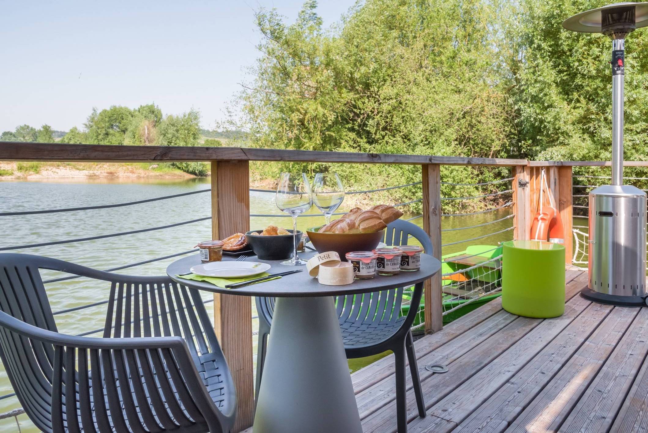 Lodge Duo Flottant avec spa et sauna privatif en Bourgogne à Chablis — vue depuis la terrasse