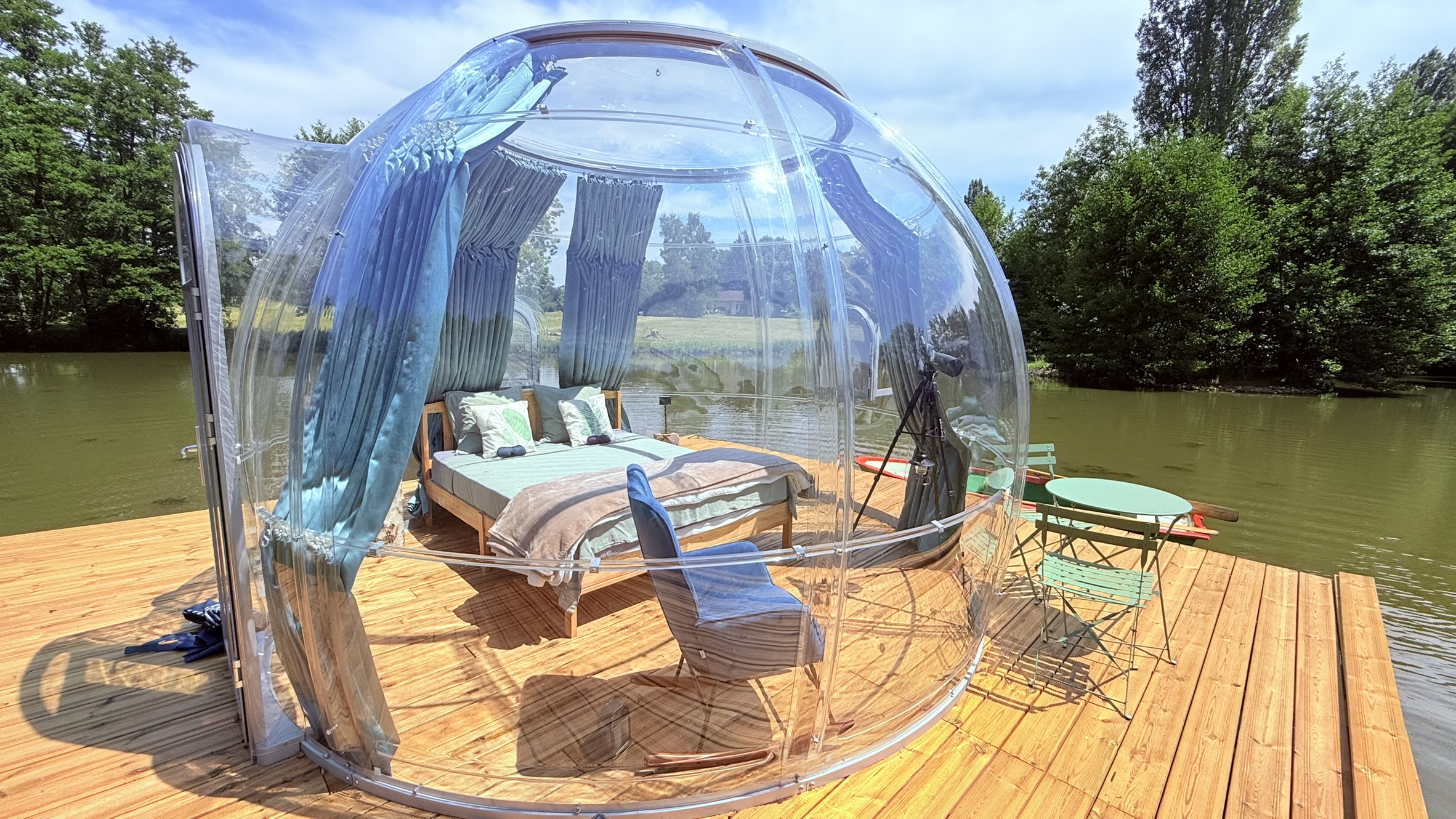 La Bulle sur l'eau — Nuit flottante avec spa à Santranges (Cher) à Santranges — salle de bain