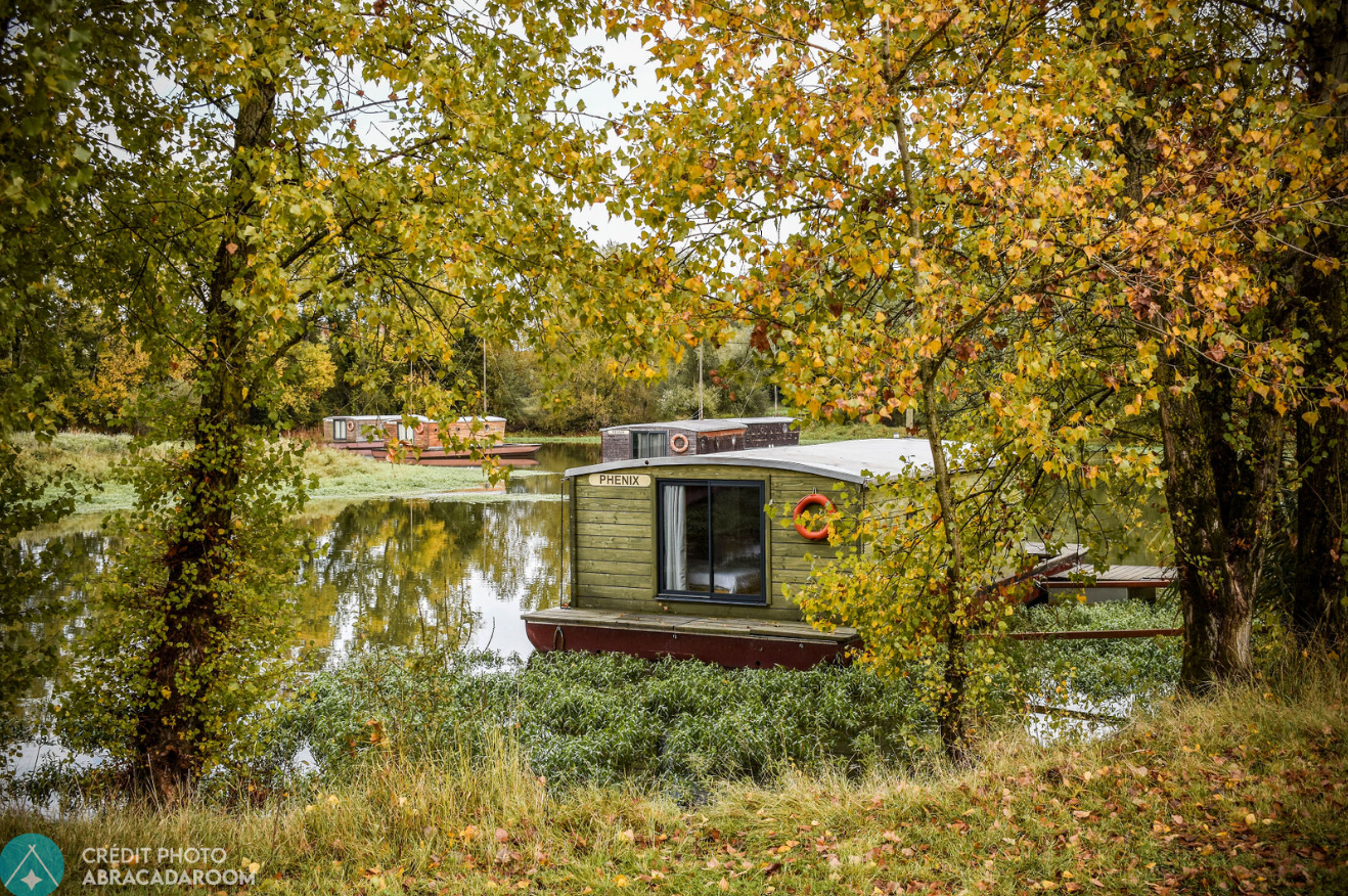 La Toue Accostée familiale : une cabane sur l'eau en Auvergne