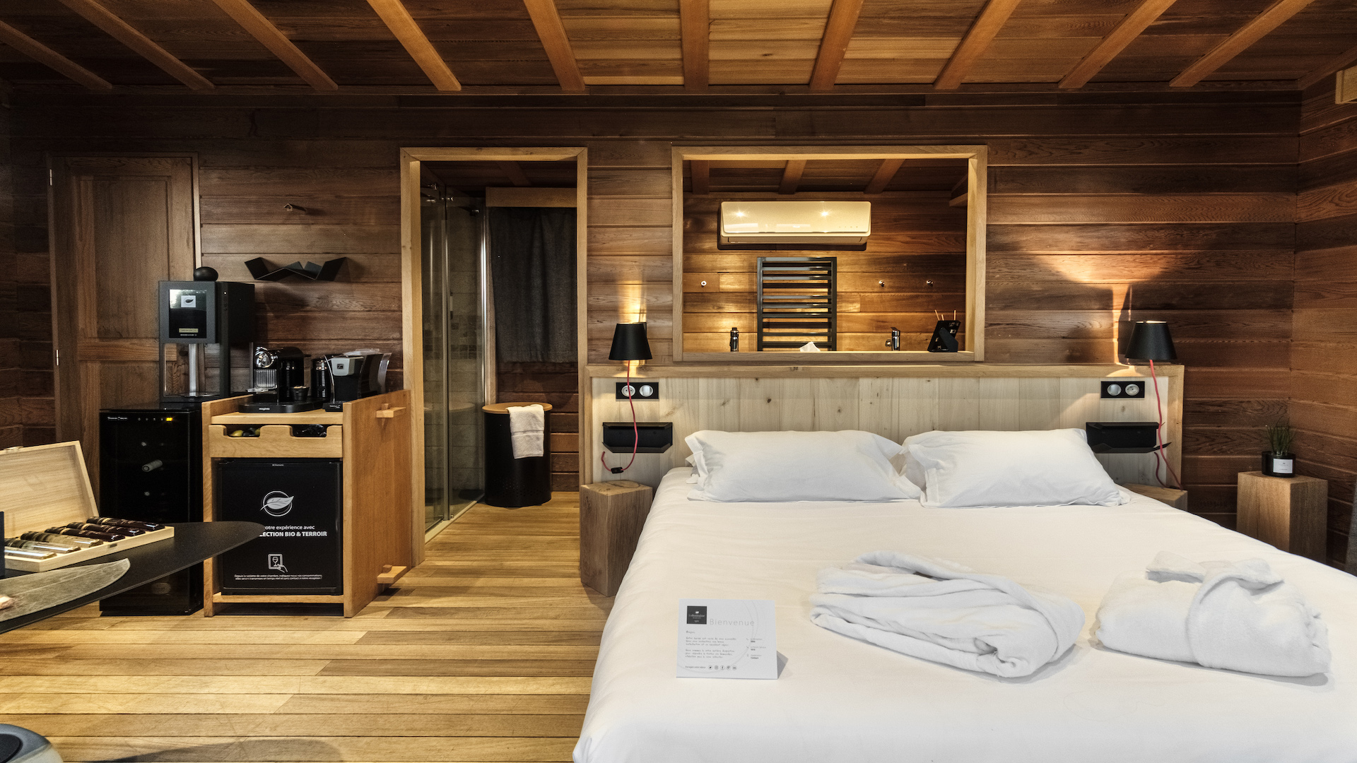 Évasion en cabane sur pilotis avec spa privatif en Bourgogne à Jouey — vue depuis la terrasse