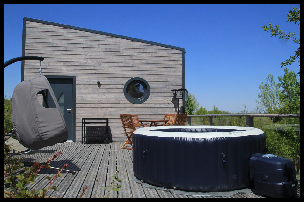 Évasion sensorielle dans une cabane avec spa en Midi-Pyrénées à Puycornet — vue intérieure