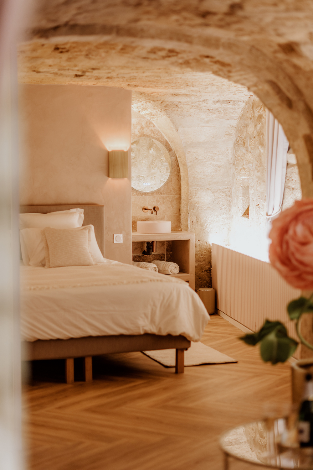 Évasion sensorielle dans une suite de luxe avec spa privatif à Montpellier — détail architectural