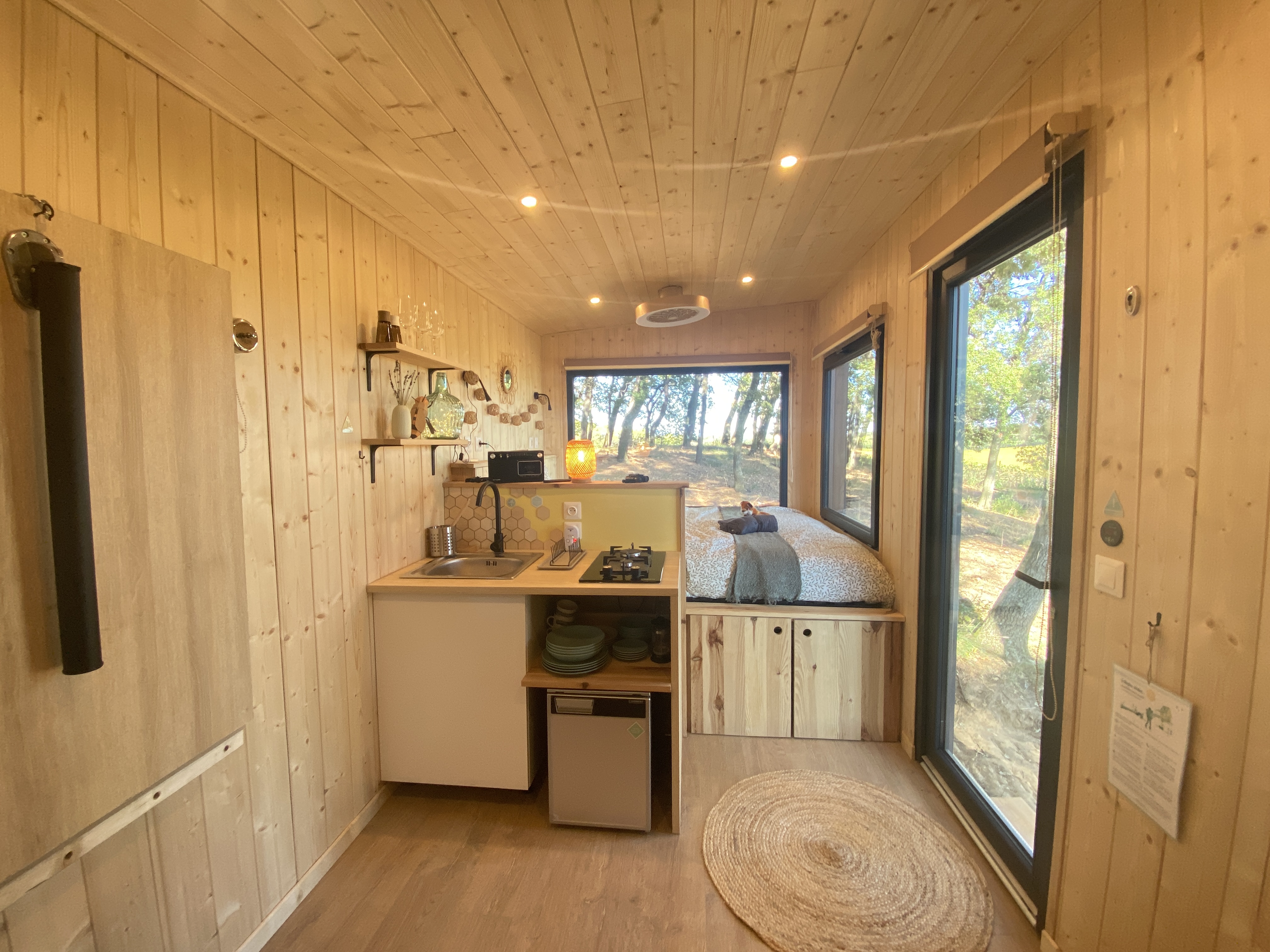 La Ruche aux Vins mille Senteurs : une tiny house en Provence à Mondragon — détail architectural