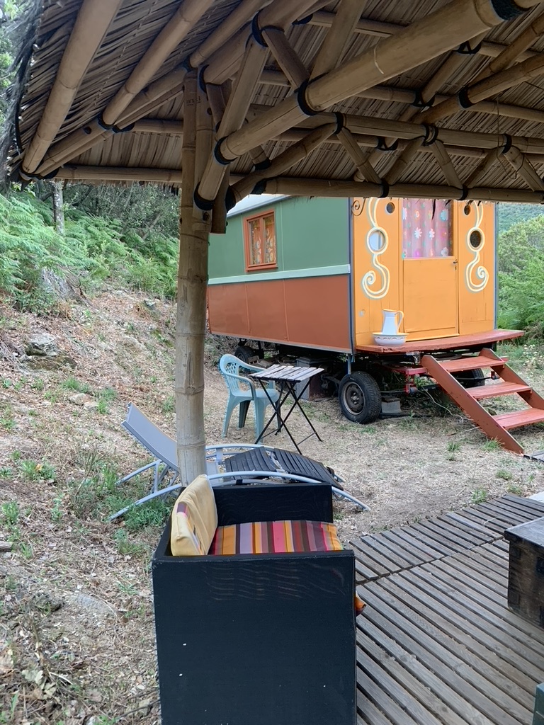 Roulotte de Lascoutch — Nuit insolite avec spa à Saint-Jean-du-Gard à Saint-Jean-du-Gard — environnement naturel