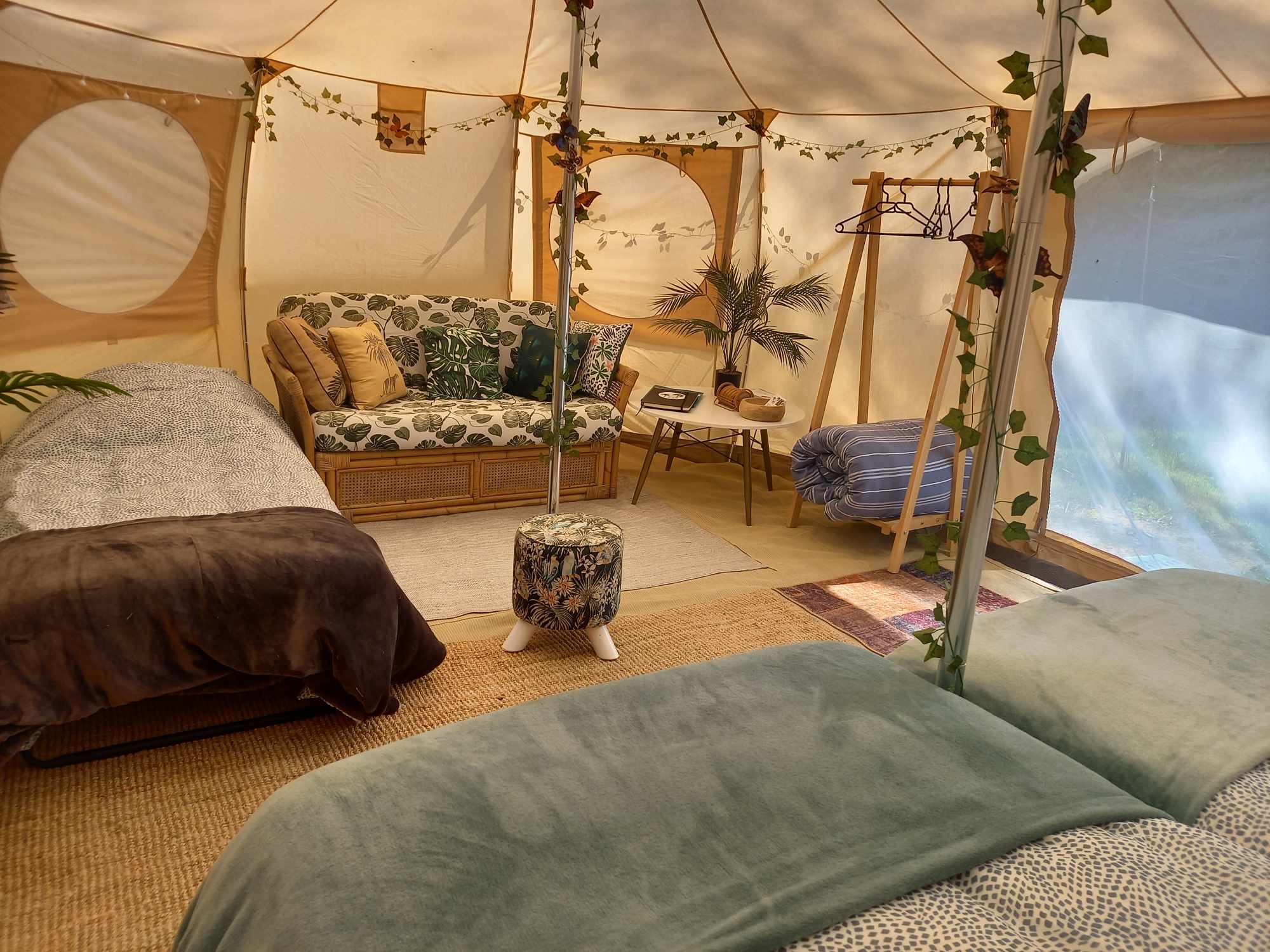 Tente jungle avec ambulance militaire — Nuit insolite à Allier à Marcenat — vue intérieure