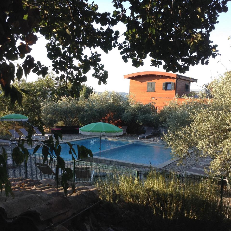Évasion romantique dans une cabane sur pilotis avec spa à Vogüé — salle de bain