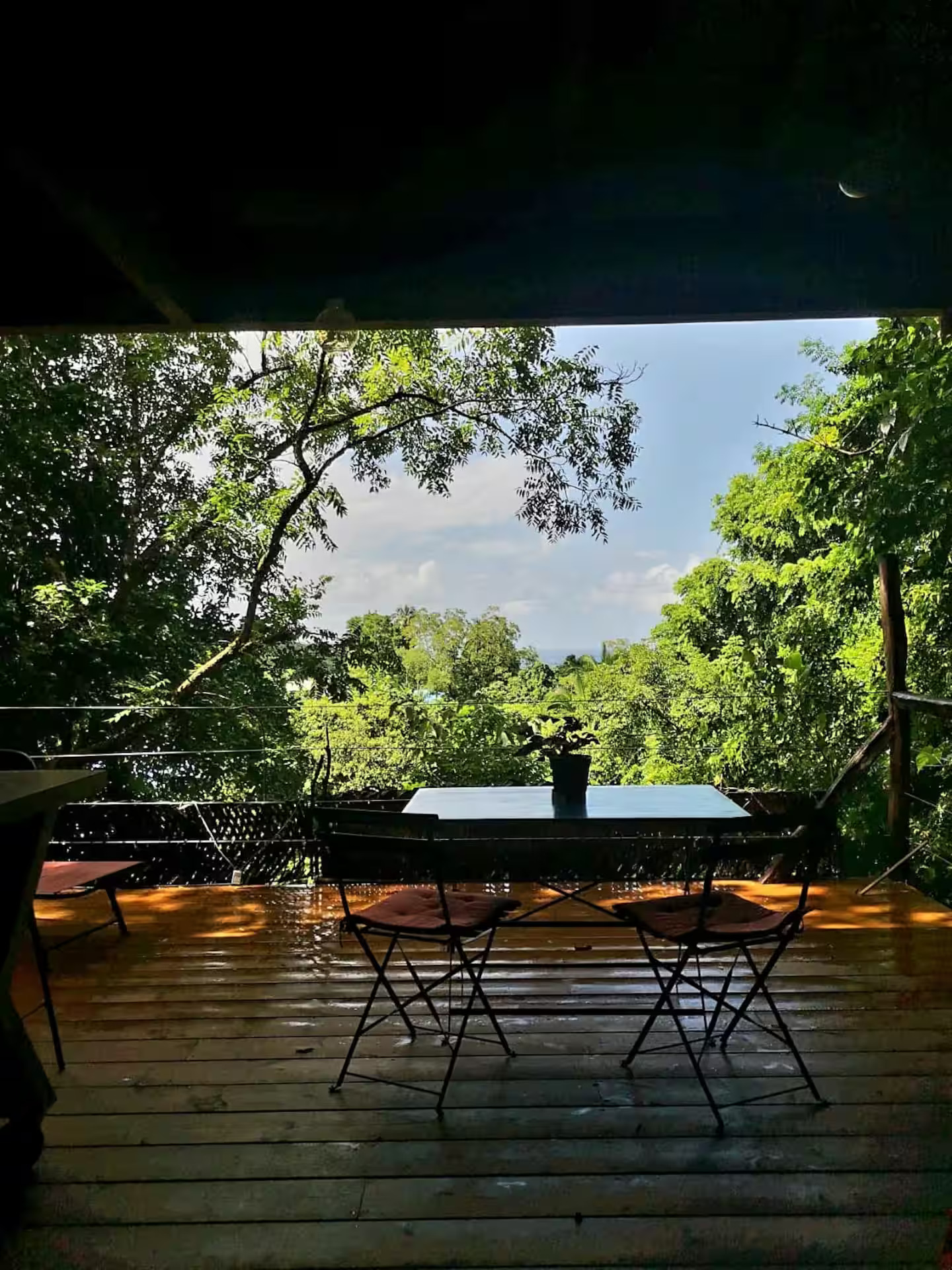 Ti Kabane Kaz Zion — Cabane dans les arbres avec vue mer en Guadeloupe à Basse-Terre — chambre