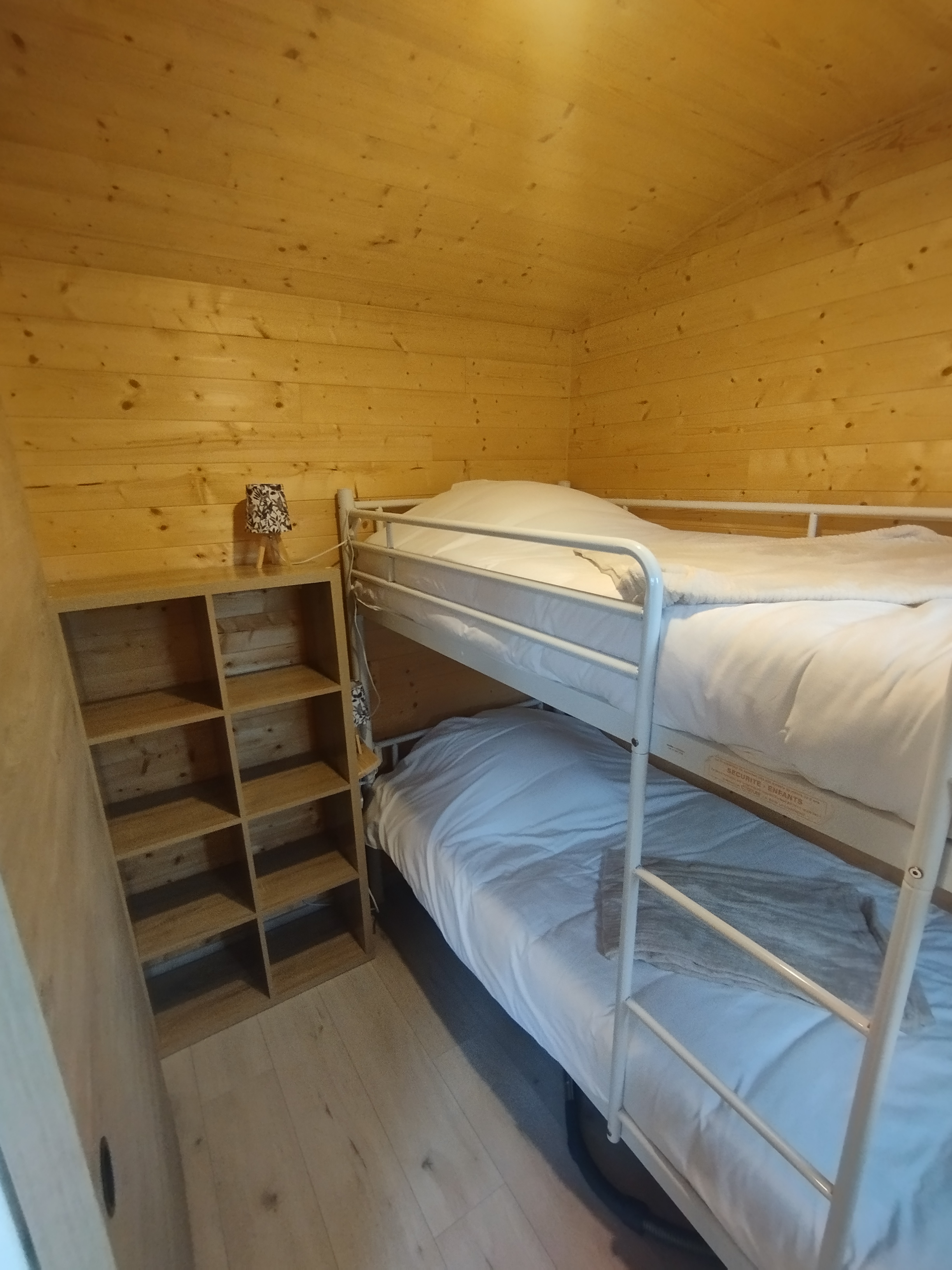 La roulotte de L'Orée des 4 chemins — Roulotte avec spa à Yonne à Auxerre — chambre