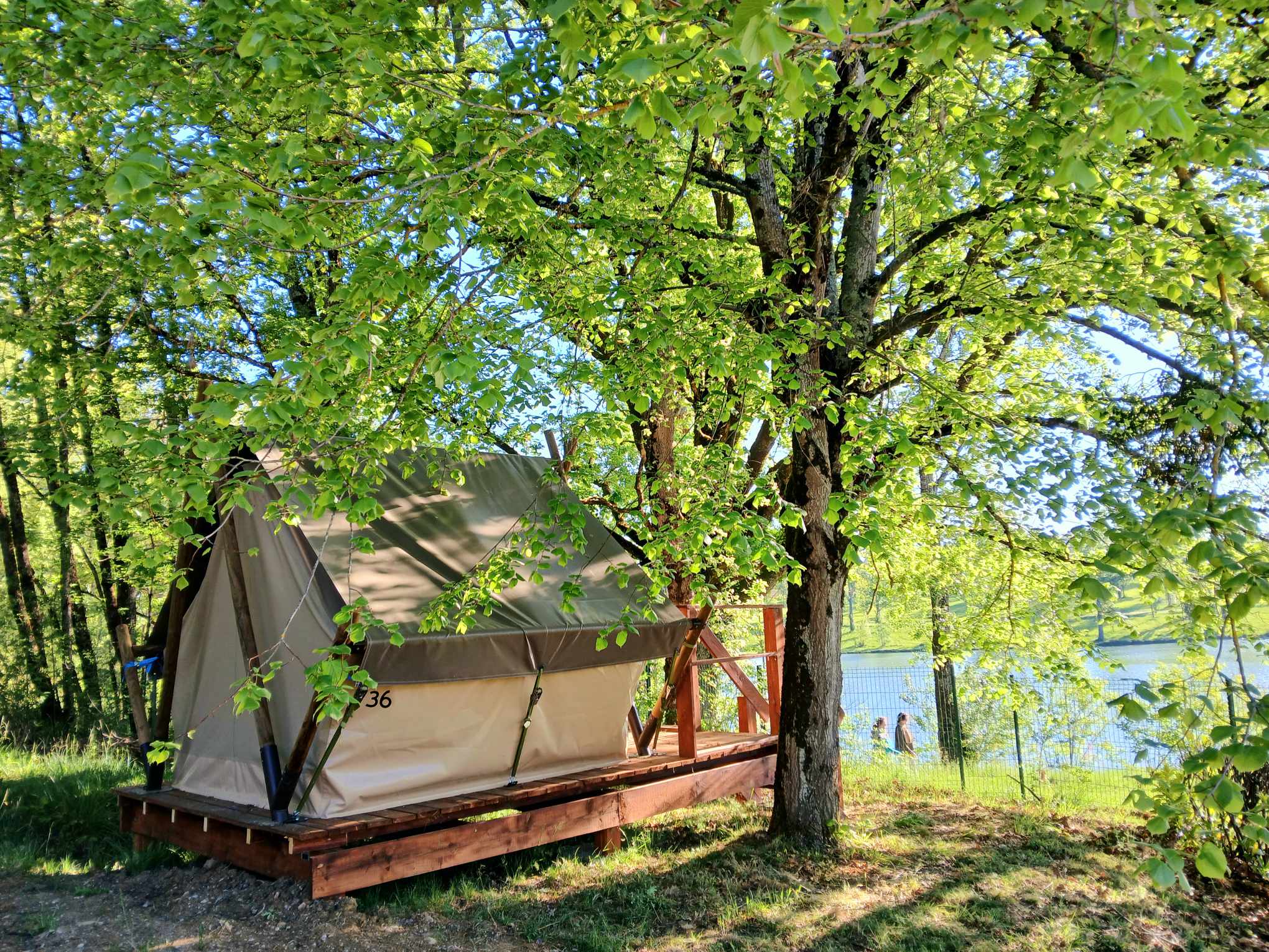 Pilotis du lac avec SPA privatif — Cabane sur pilotis à Tarn