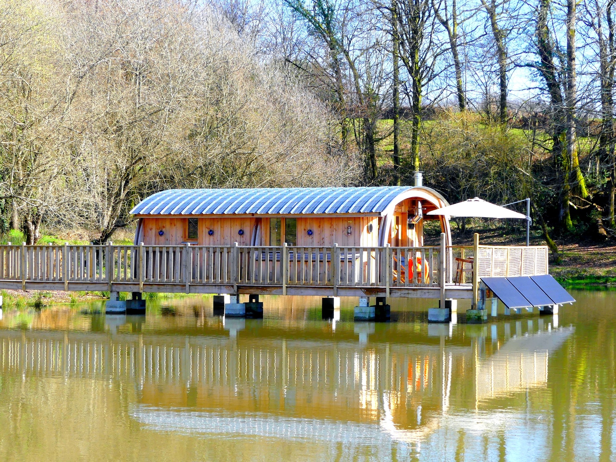 Cabane du Martin Pêcheur : une expérience unique sur l'eau