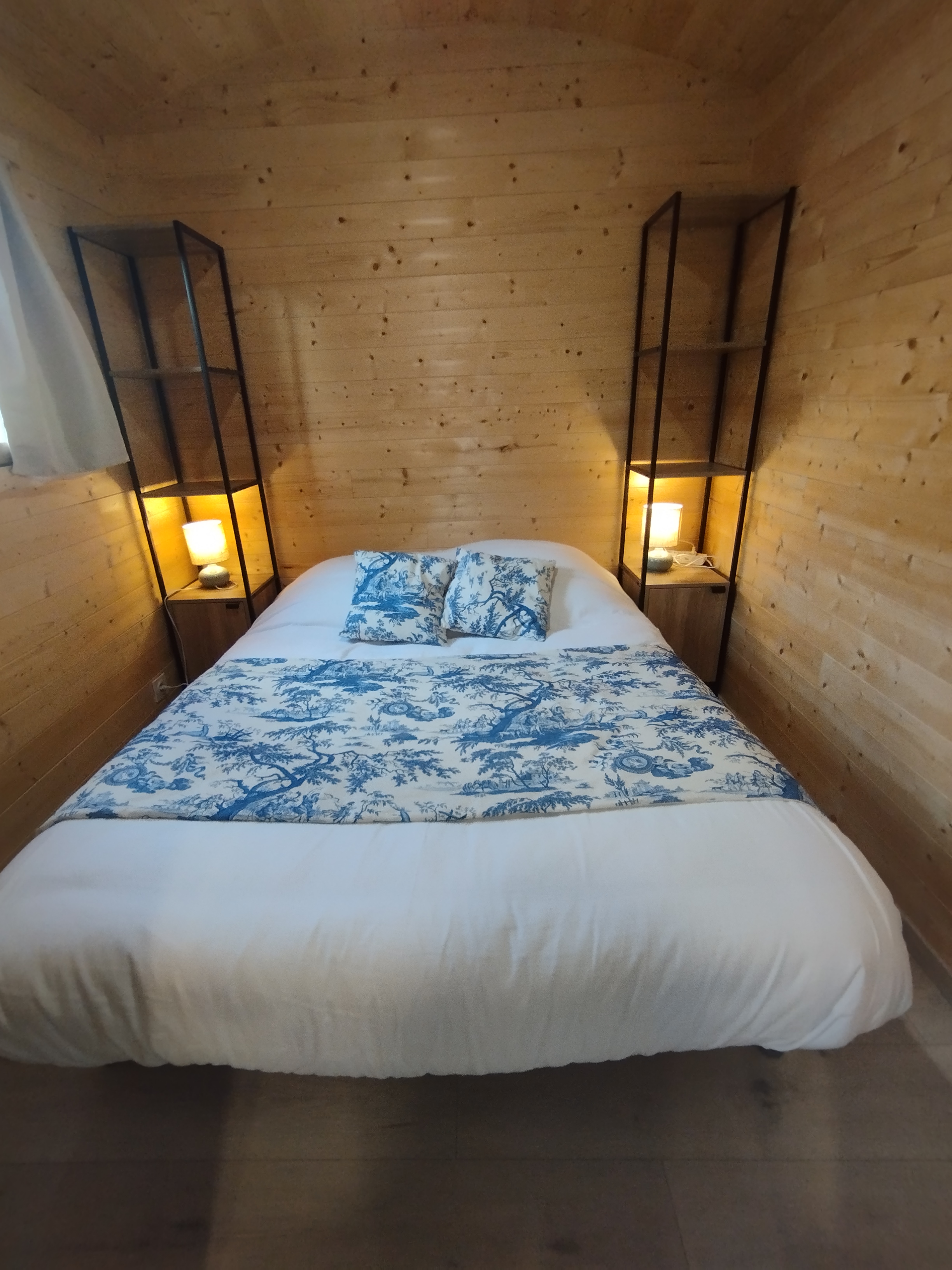 La roulotte de L'Orée des 4 chemins — Roulotte avec spa à Yonne à Auxerre — espace de vie