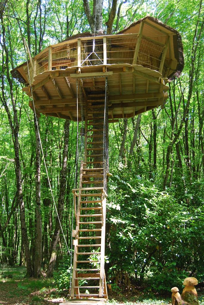 Cabane de la Hulotte : une expérience suspendue dans les arbres à Magné — vue intérieure