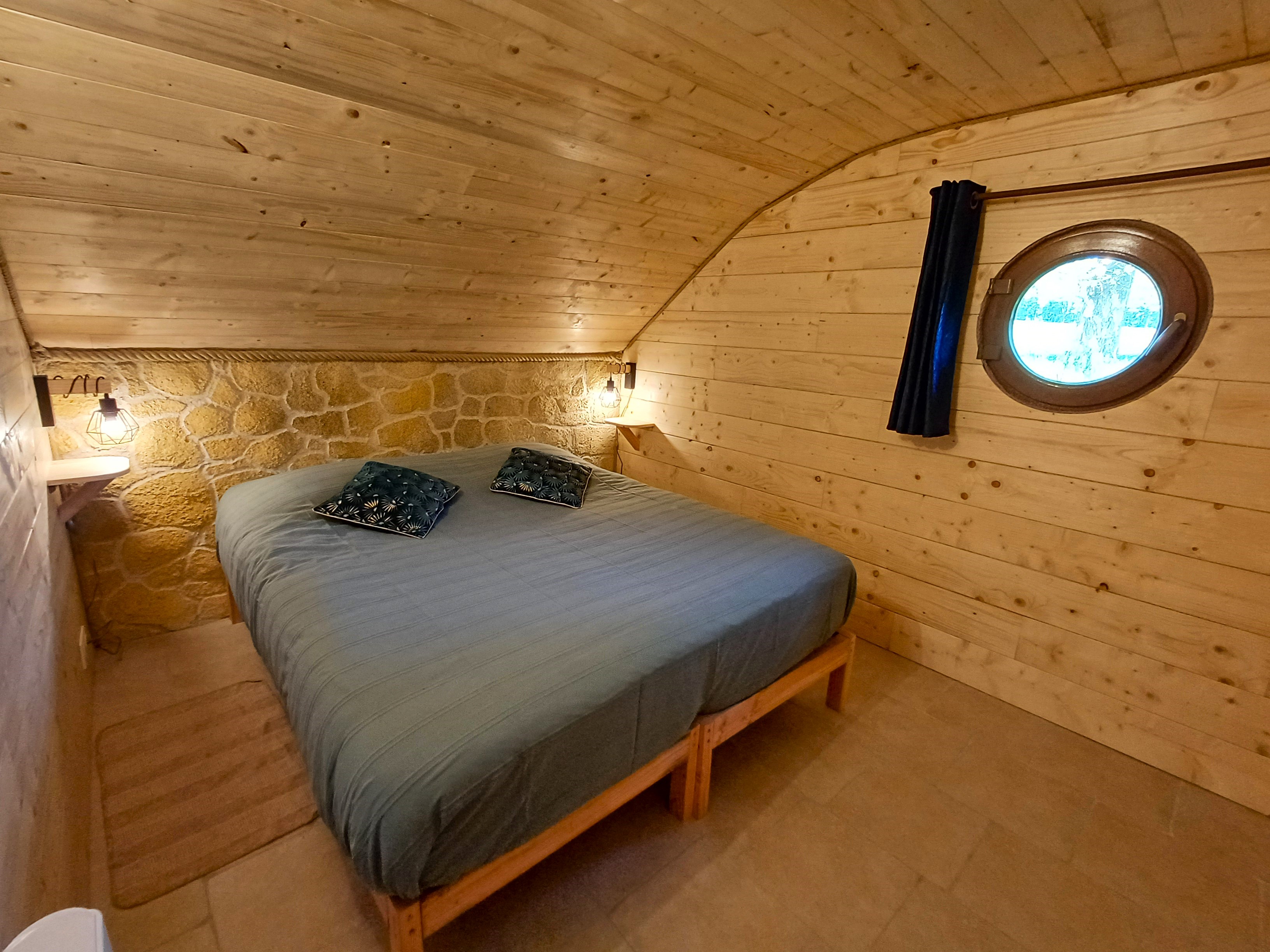 Antre du Hobbit : une expérience immersive au bord du lac à Condat-En-Combraille — salle de bain