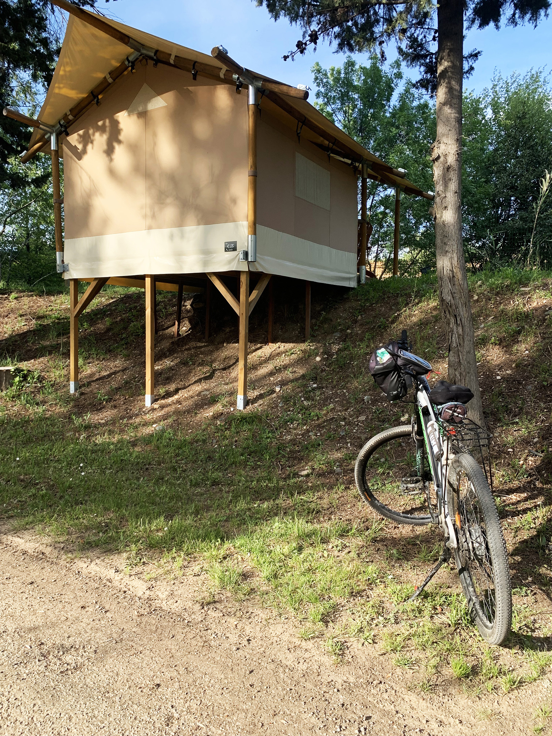 Tente Bivouac — Escapade nature au Camping Val de Cesse en Aude à Carcassonne — vue depuis la terrasse