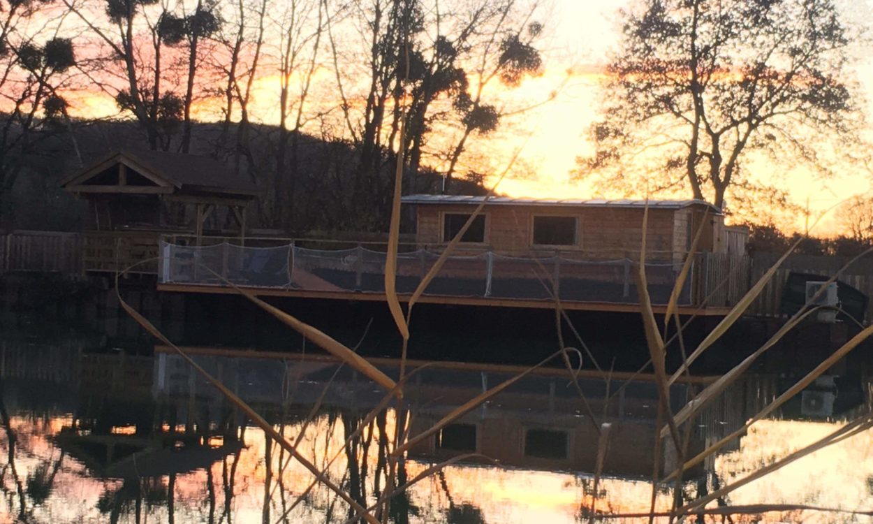 La Toue Spa Cabanée : une évasion romantique en Bourgogne à Chassey — salle de bain