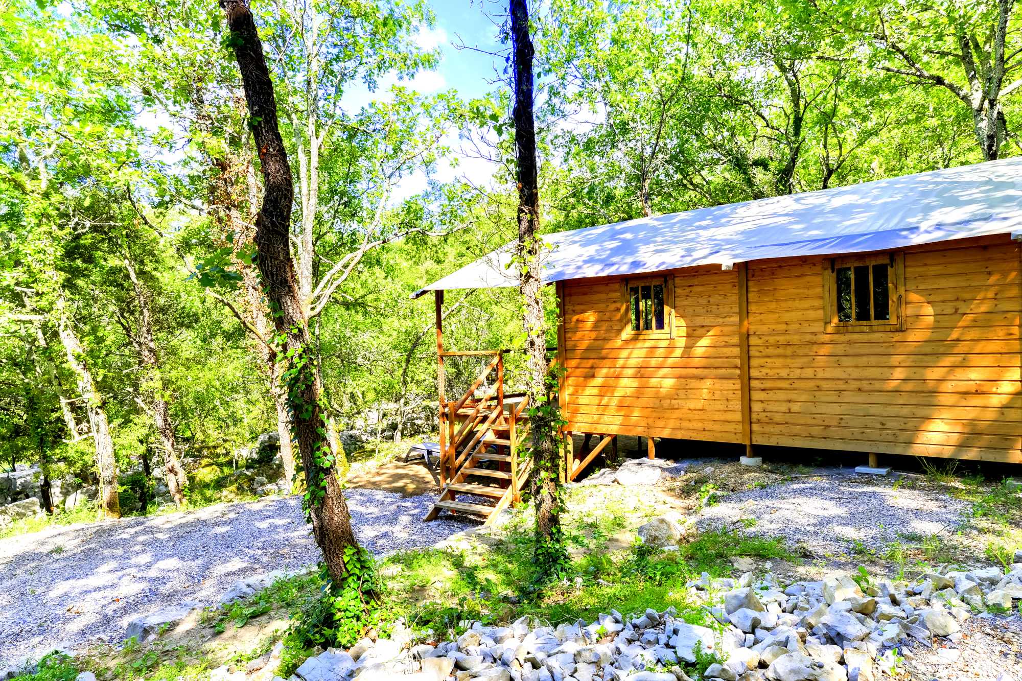 Le Cade : un ecolodge enchanteur au cœur de la nature à Balazuc — chambre