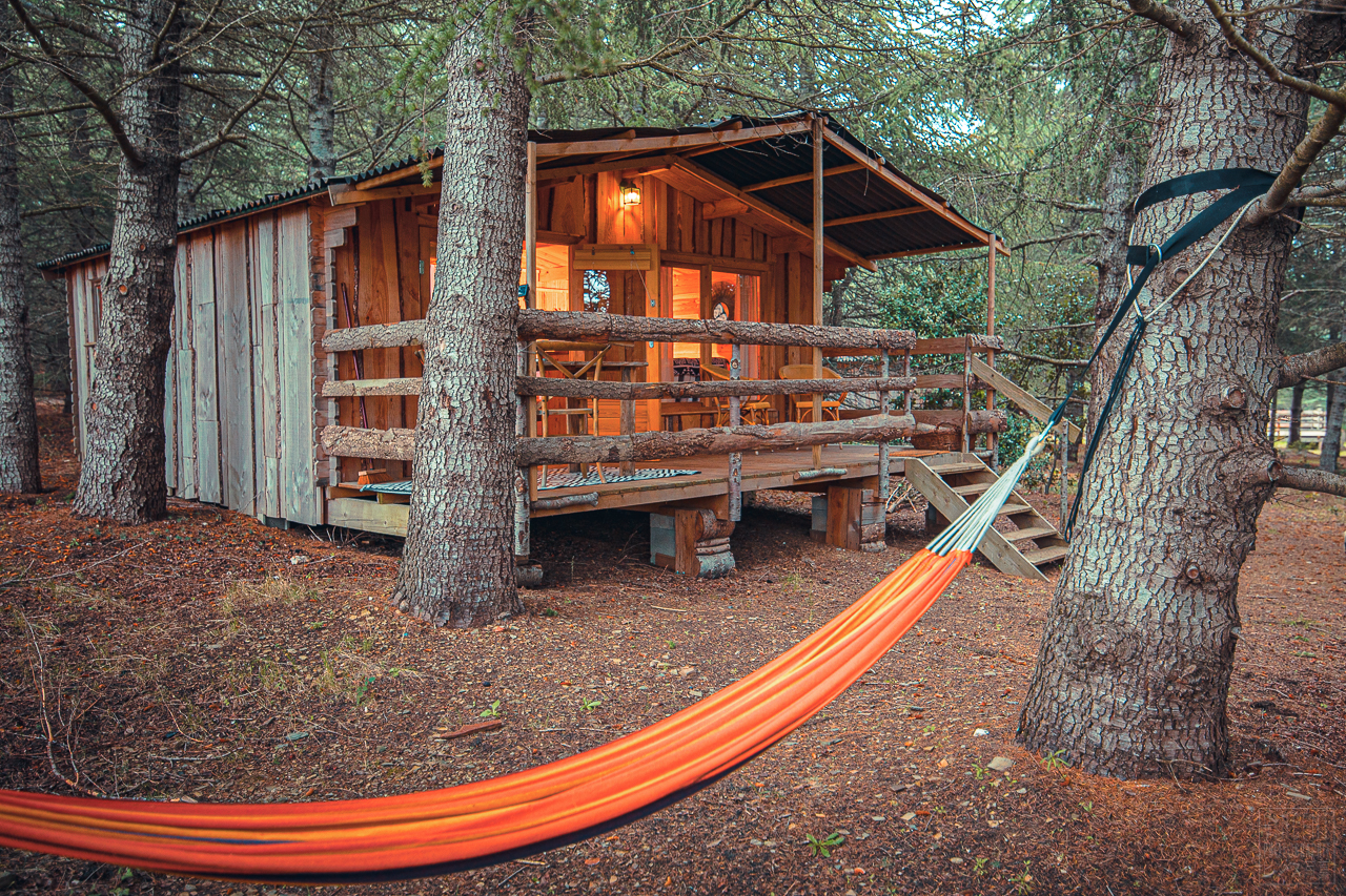 La Cabane des Trappeurs : une expérience immersive en pleine nature à terrain de pétanque — chambre