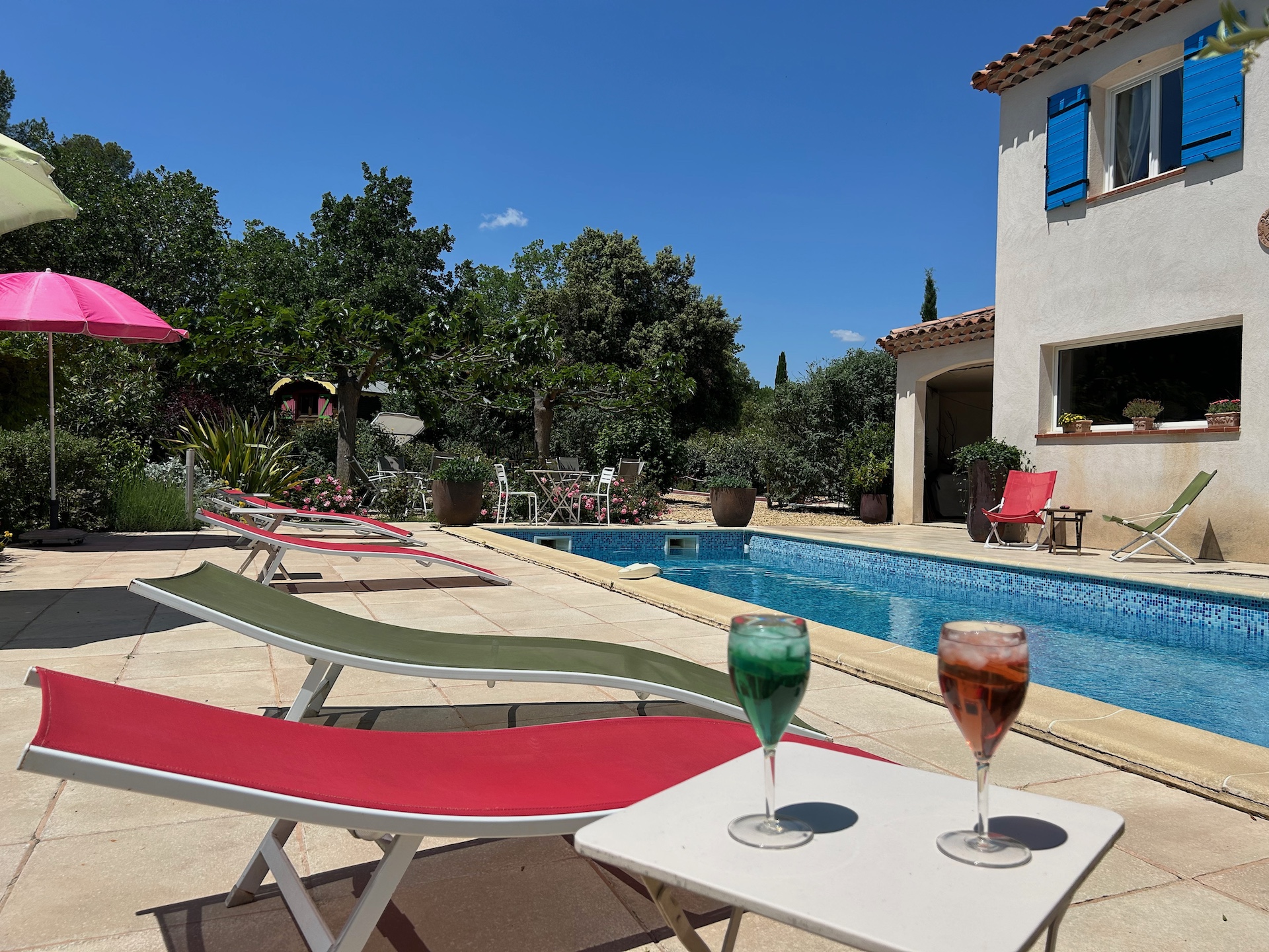 Évasion sensorielle dans une roulotte avec spa privatif en Provence à Lorgues — salle de bain