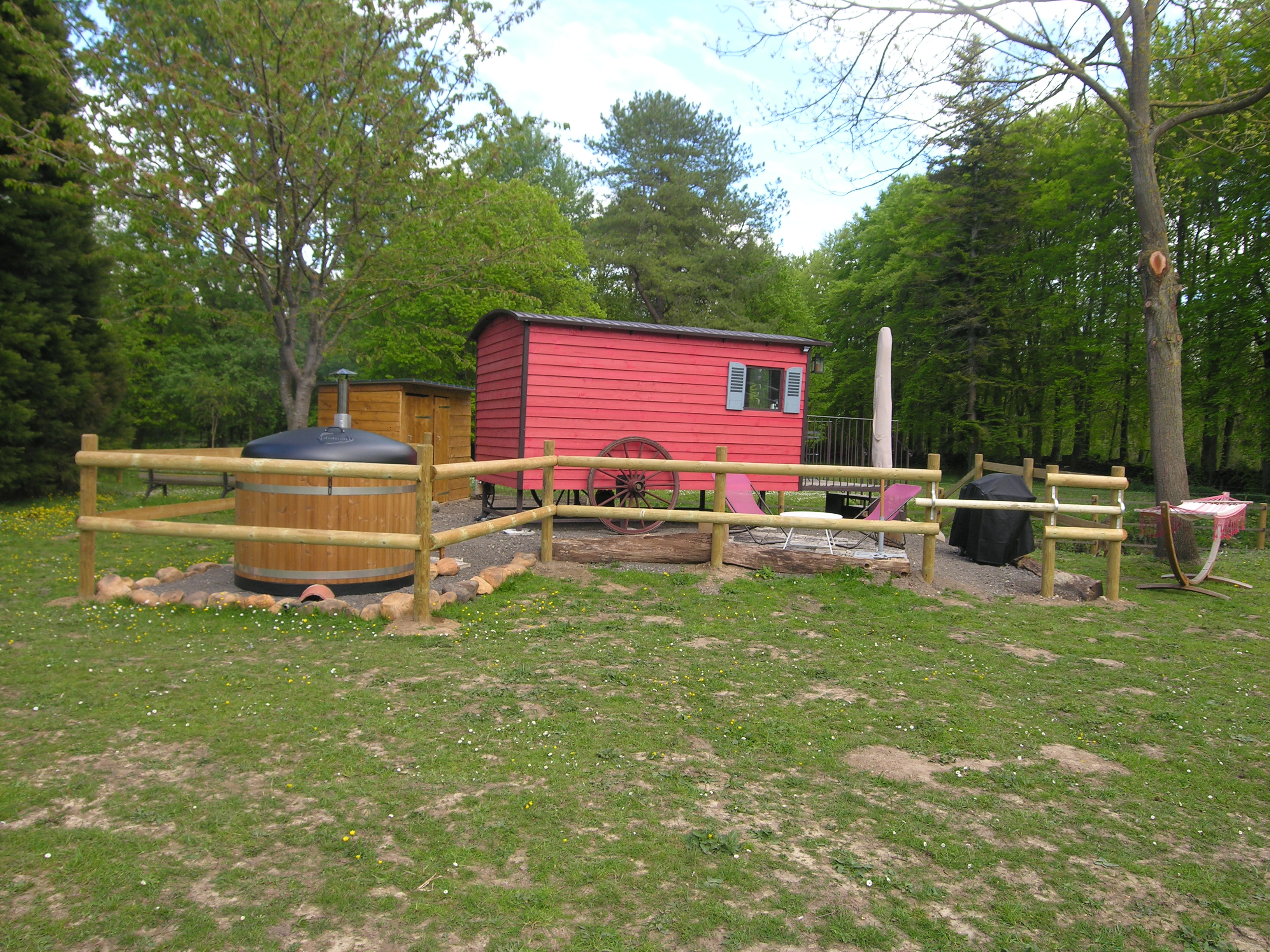 La roulotte d'Elise — Roulotte avec spa à Valmeray (Calvados)