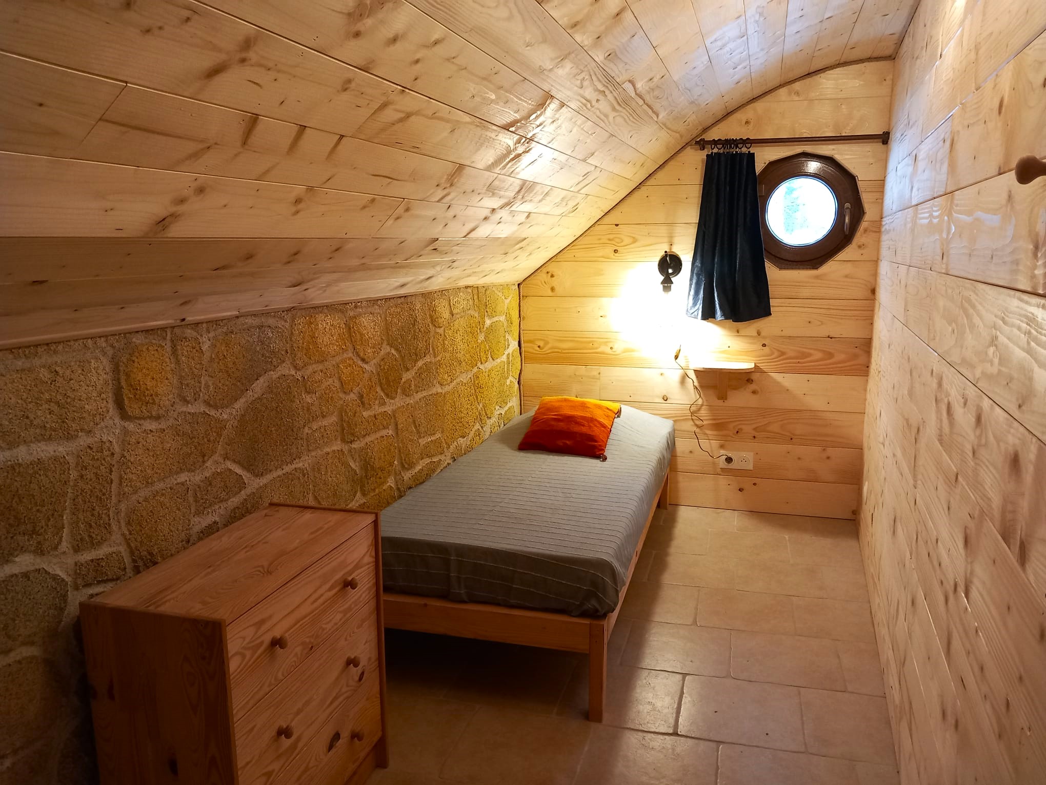 Antre du Hobbit : une expérience immersive au bord du lac à Condat-En-Combraille — cuisine