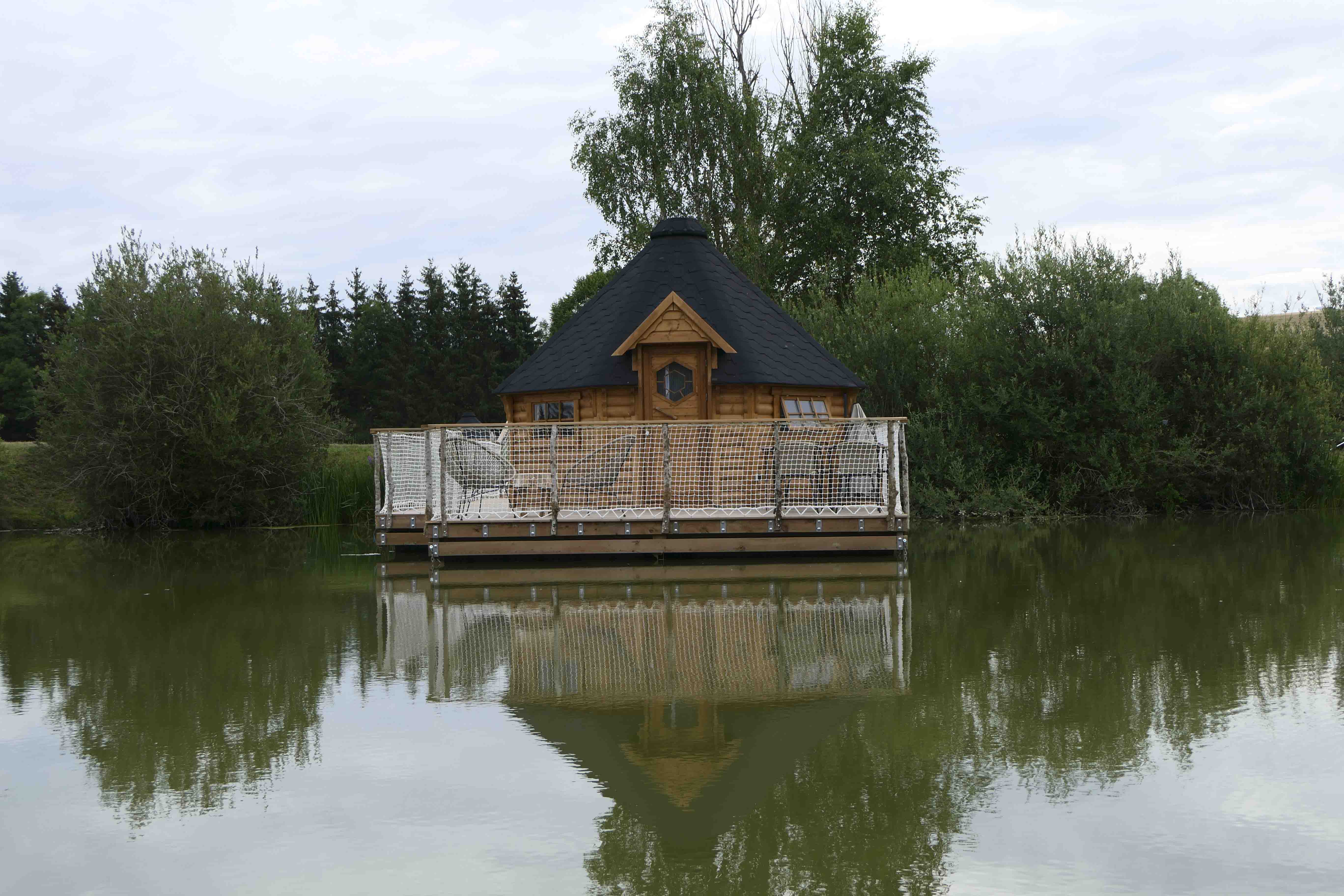 Le cerf : une cabane flottante au cœur de la Lorraine