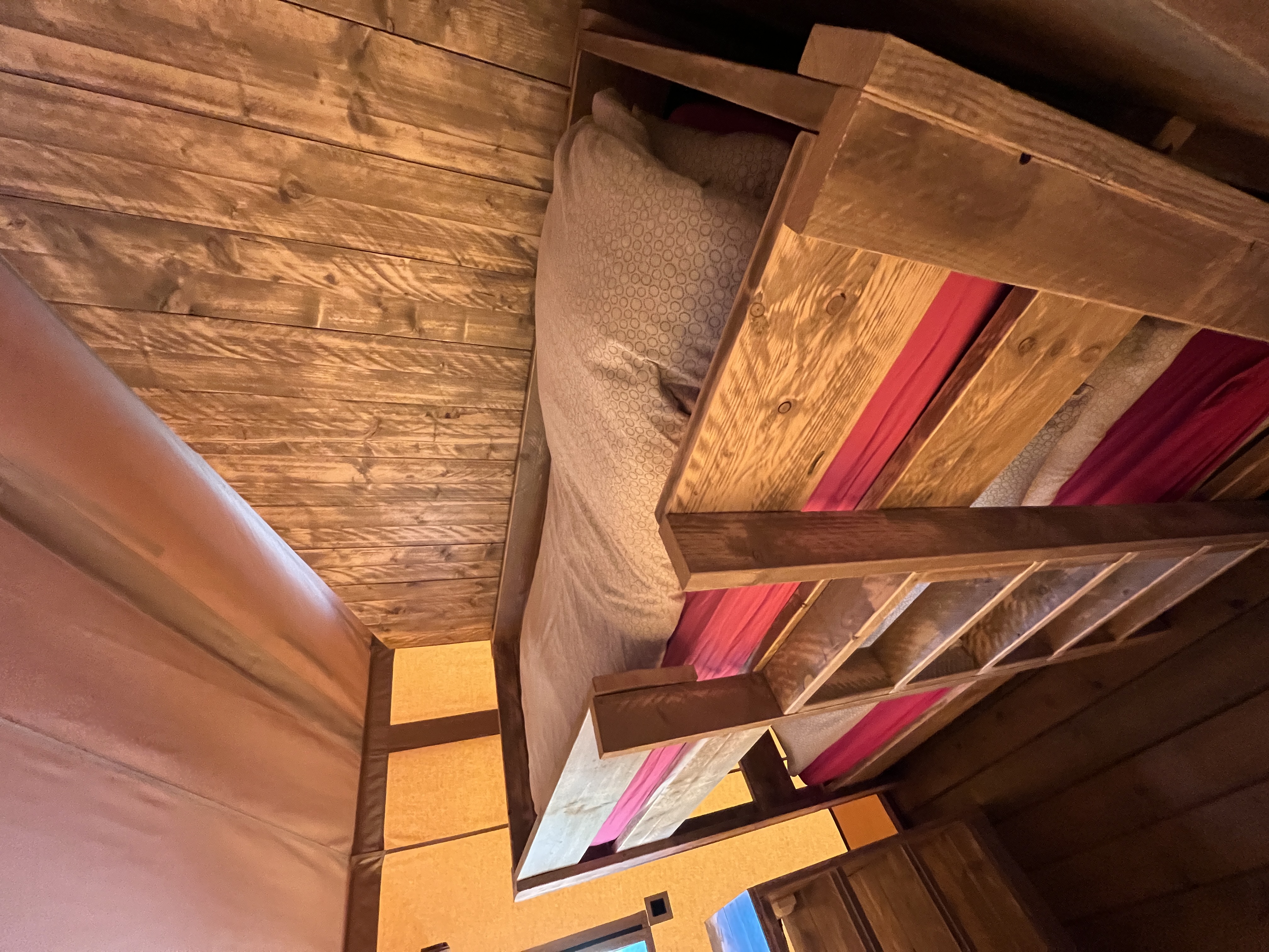 Tente Safari XXL sur Pilotis — Tente avec Spa à Oise à Bresles — chambre