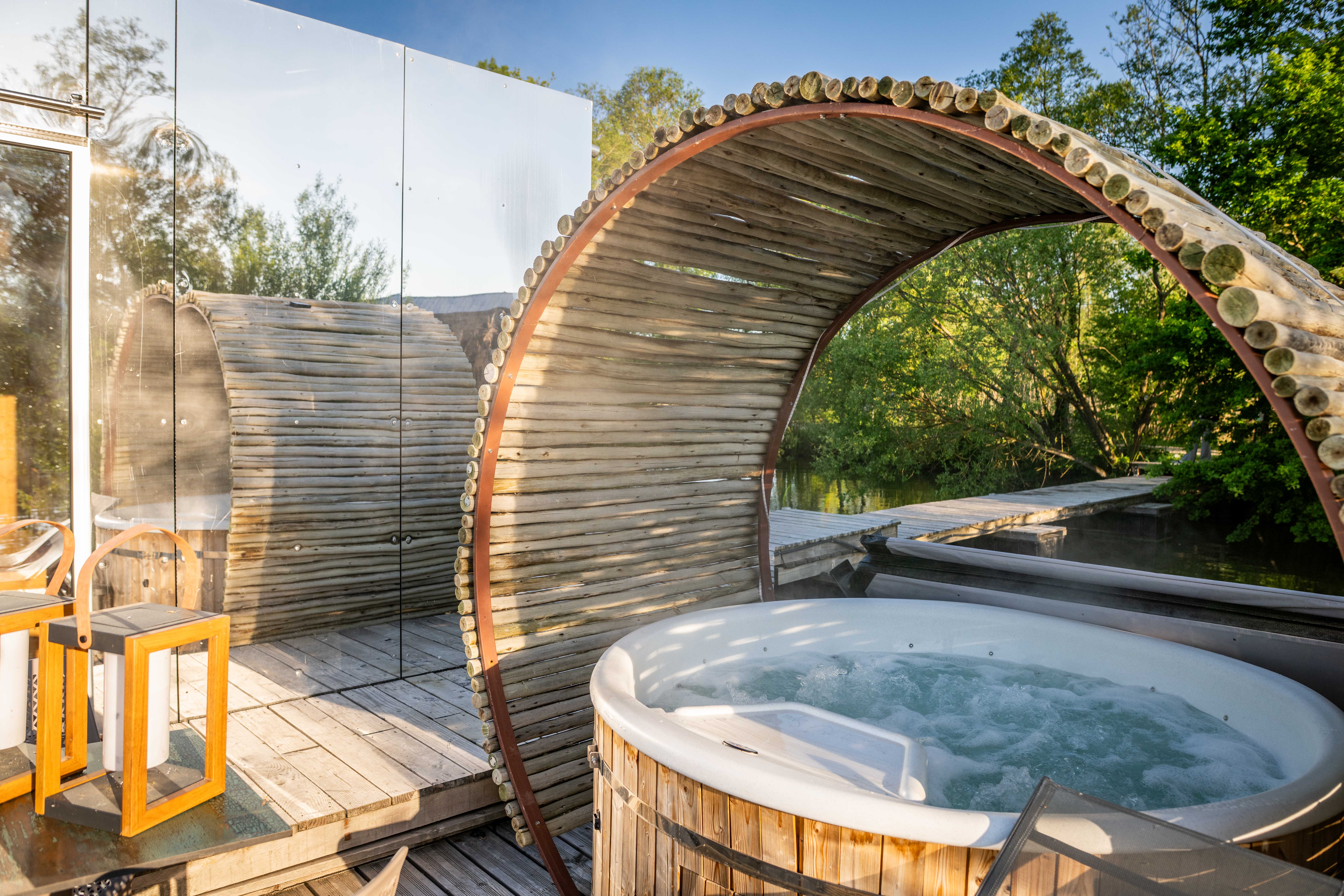 Photo 6/9 — Cabane insolite « Cabane Spa Miroir — Escapade insolite avec spa à Ain » à Bourg-en-Bresse Ain
