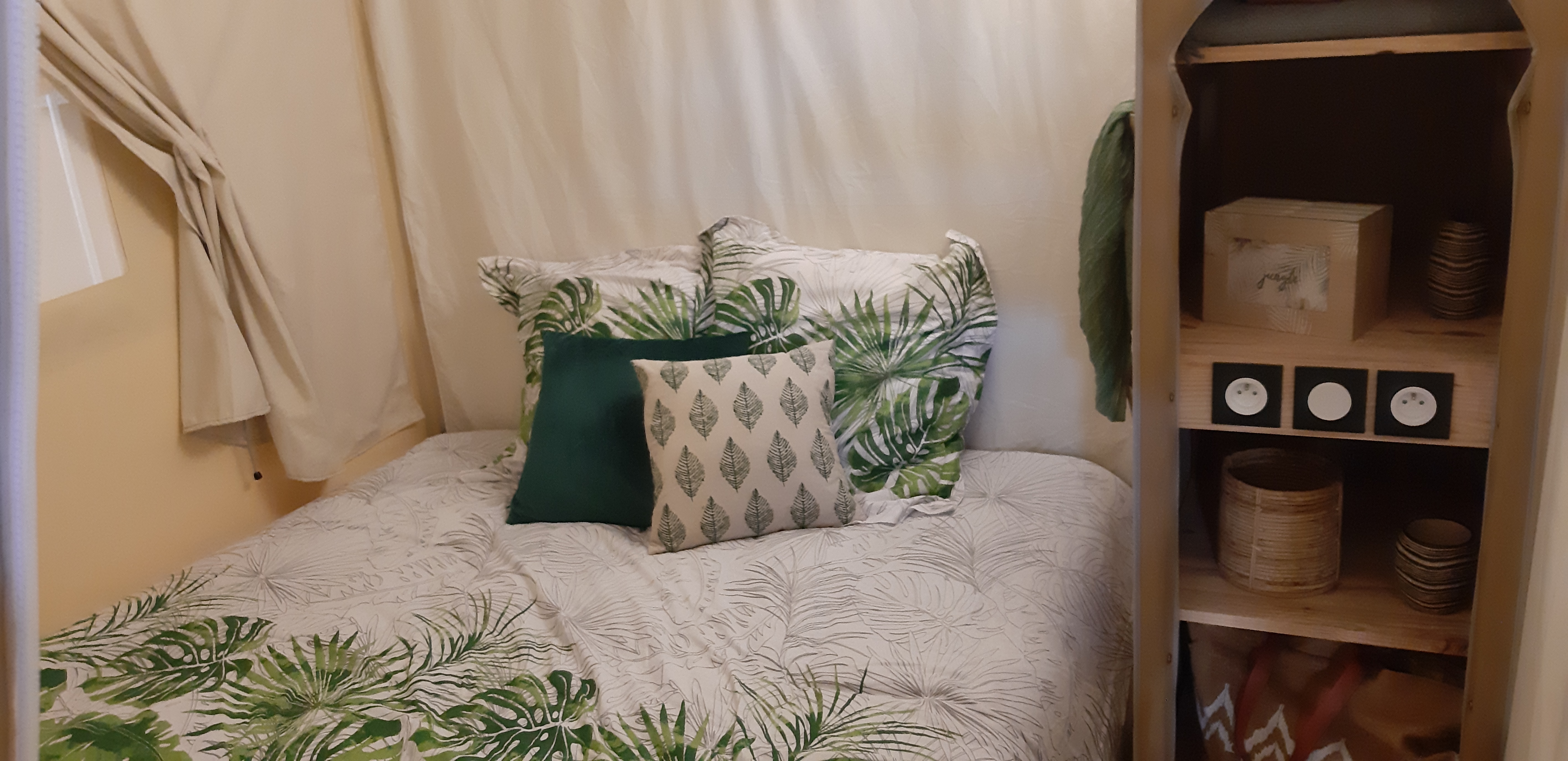 Vivez l'expérience immersive du Jungle Lodge en Rhône-Alpes à Arlebosc — espace de vie