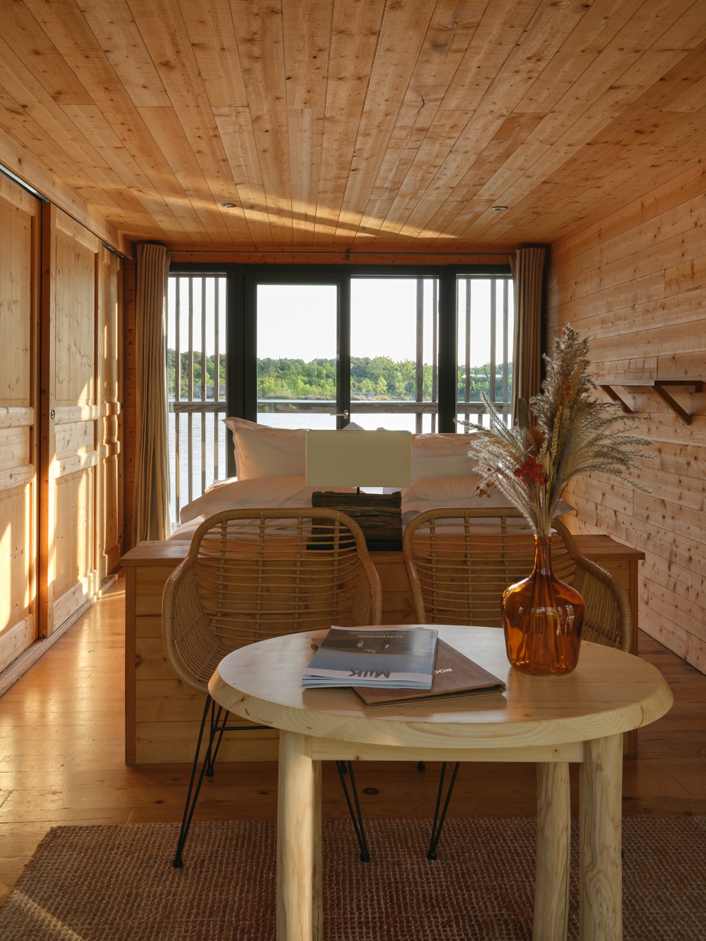 Cabane Spa Parenthèse : une évasion sur l'eau en Provence à Sorgues — vue depuis la terrasse