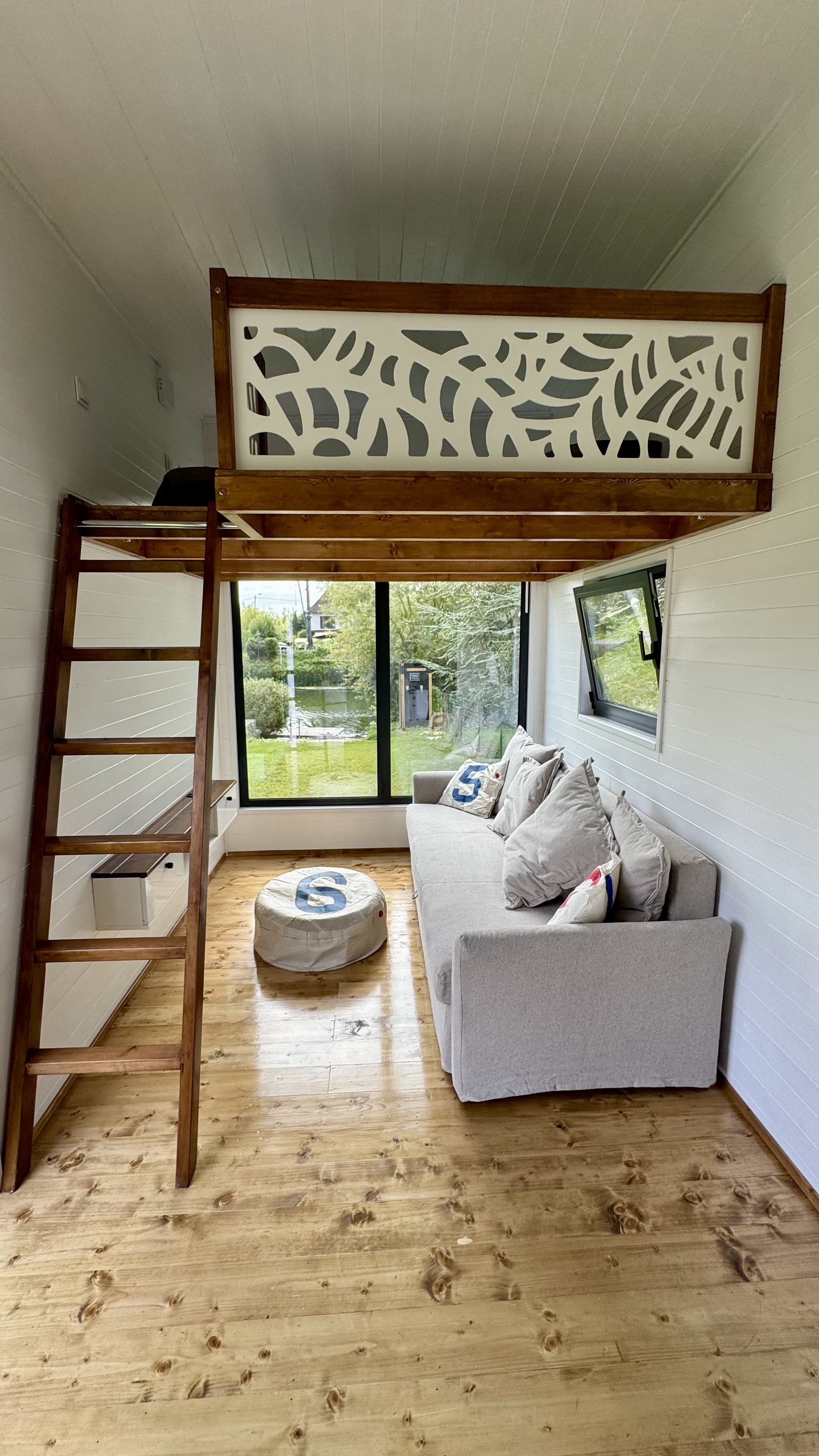 Tiny house au bord de l'eau — Séjour relaxant avec spa en Yvelines à Versailles — vue intérieure