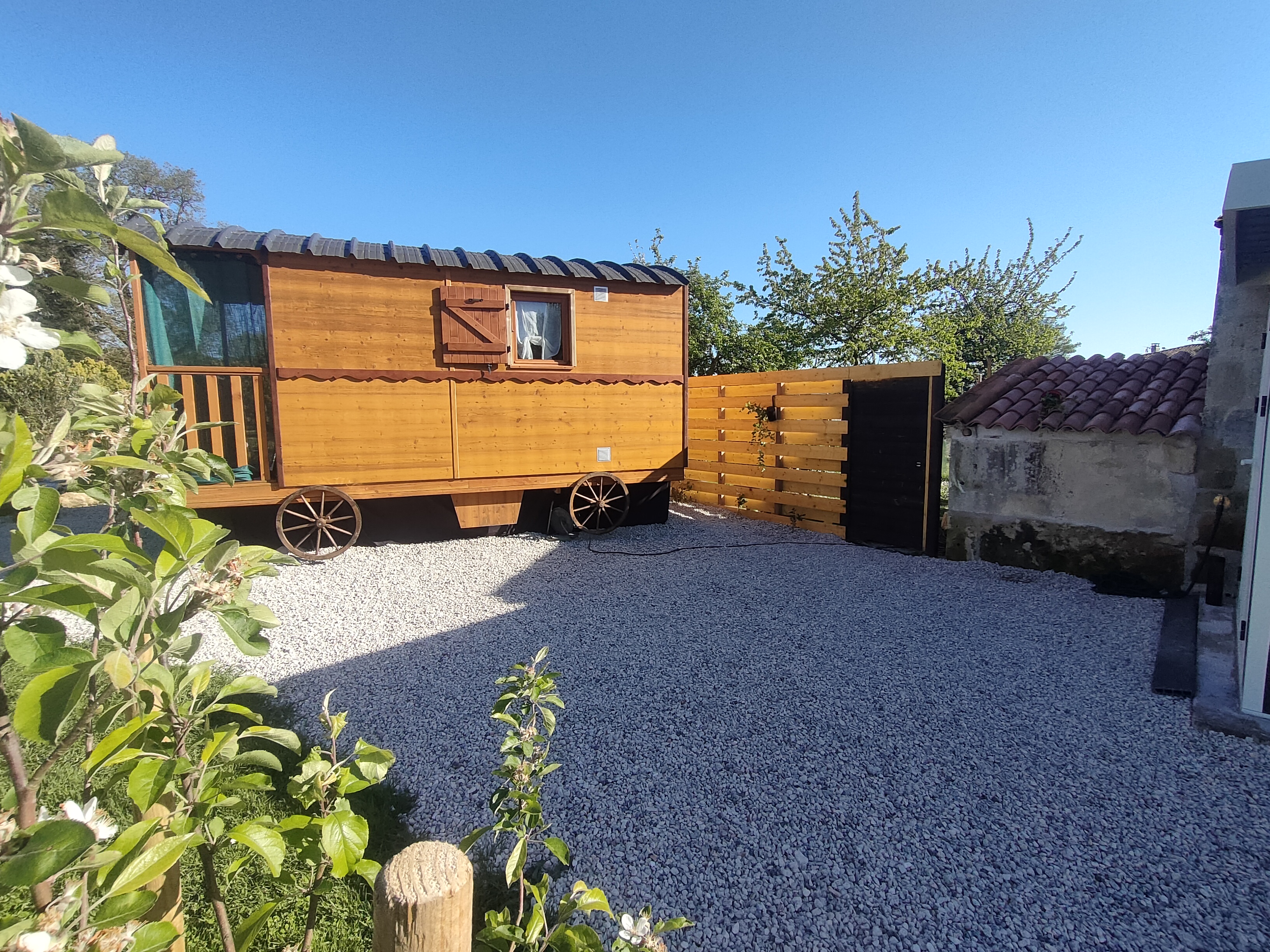 Roulotte D'elfes & spa : une escapade enchantée en Nouvelle Aquitaine à Thénac — vue intérieure