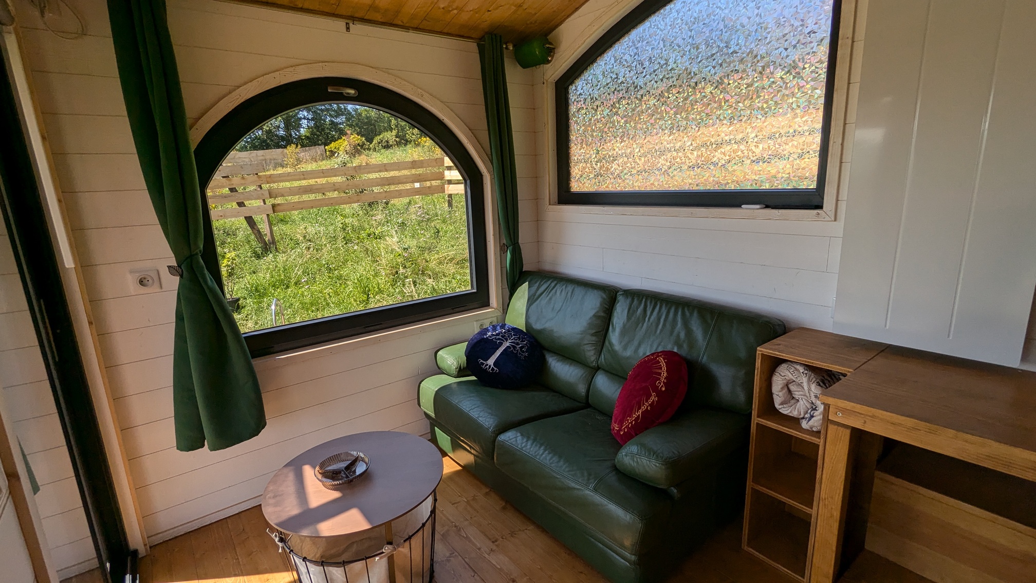 Le Foyer de Bilbo : une escapade insolite en tiny house à Saint Pierre Roche — salle de bain