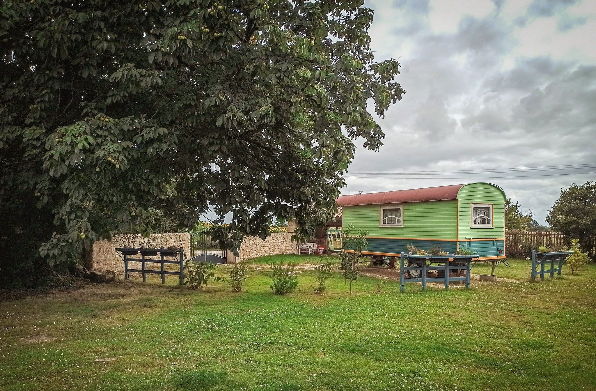 Roulotte climatisée avec piscine naturelle — Séjour paisible à La Ferme en Vienne à Poitiers — espace de vie