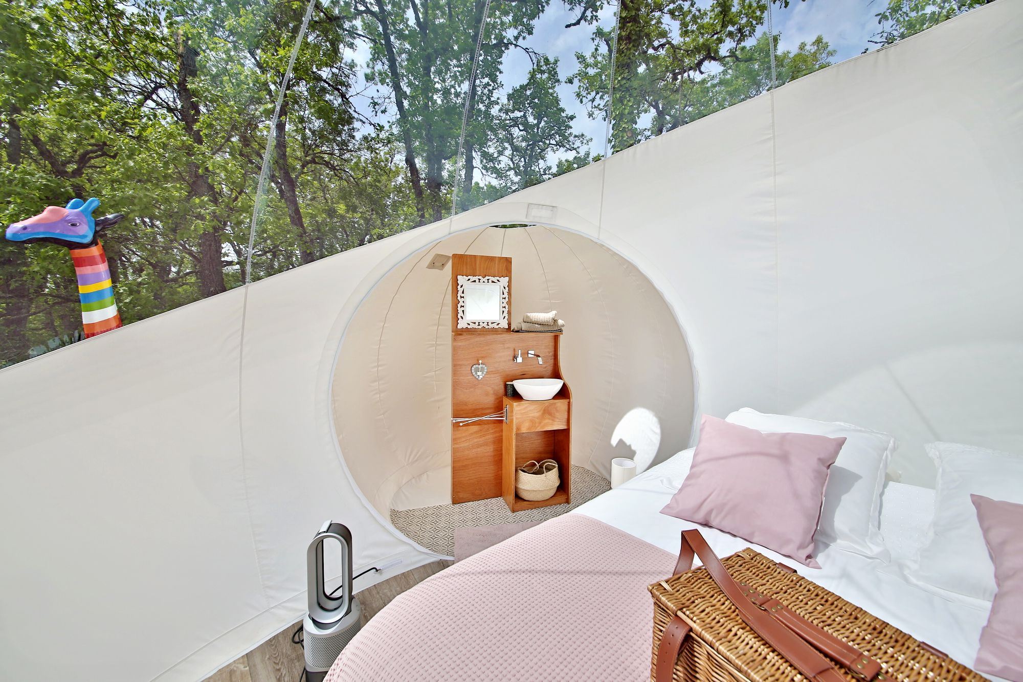 Bull'Aphrodite & Spa : une bulle d'évasion en pleine nature à Cahuzac Sur Vère — chambre
