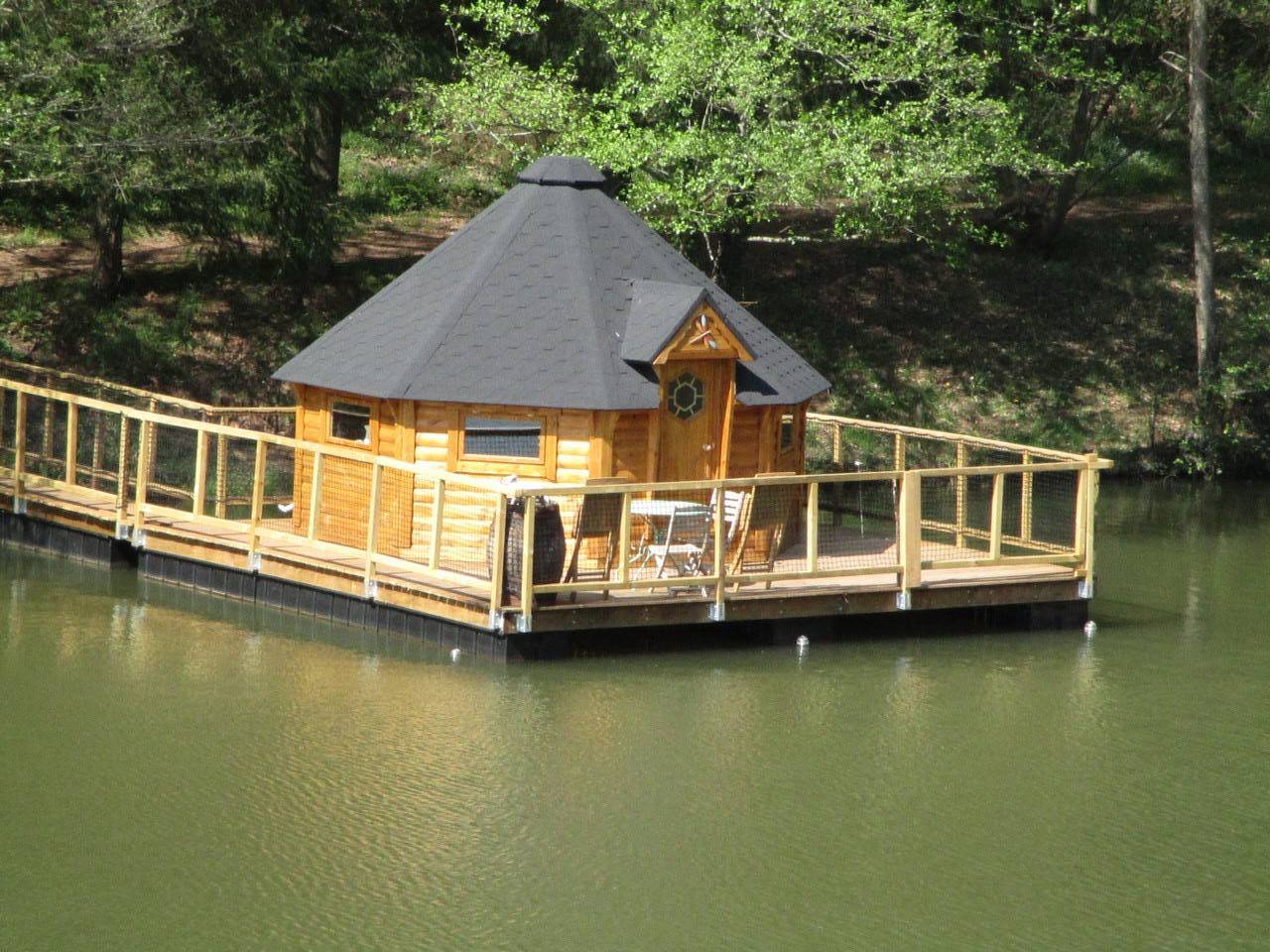 Cabane flottante Libellule : une évasion sur l'eau en Aveyron à Conques-En-Rouergue — salle de bain
