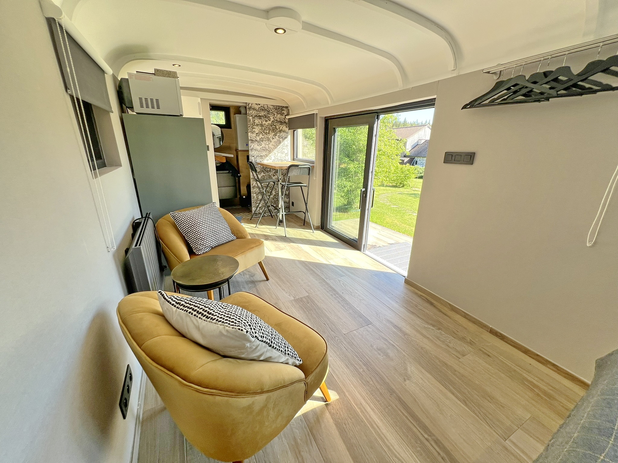 Pine Tree tiny cottage — Roulotte cosy avec spa à Frandeux (Namur) à Namur — espace de vie