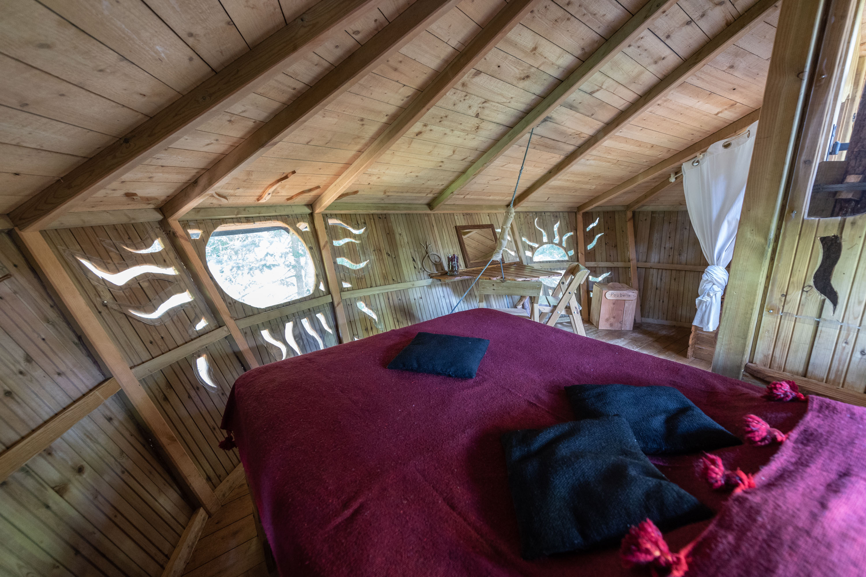 Cabane Hibou : une expérience suspendue dans les arbres à Saint-Julien-Labrousse — environnement naturel