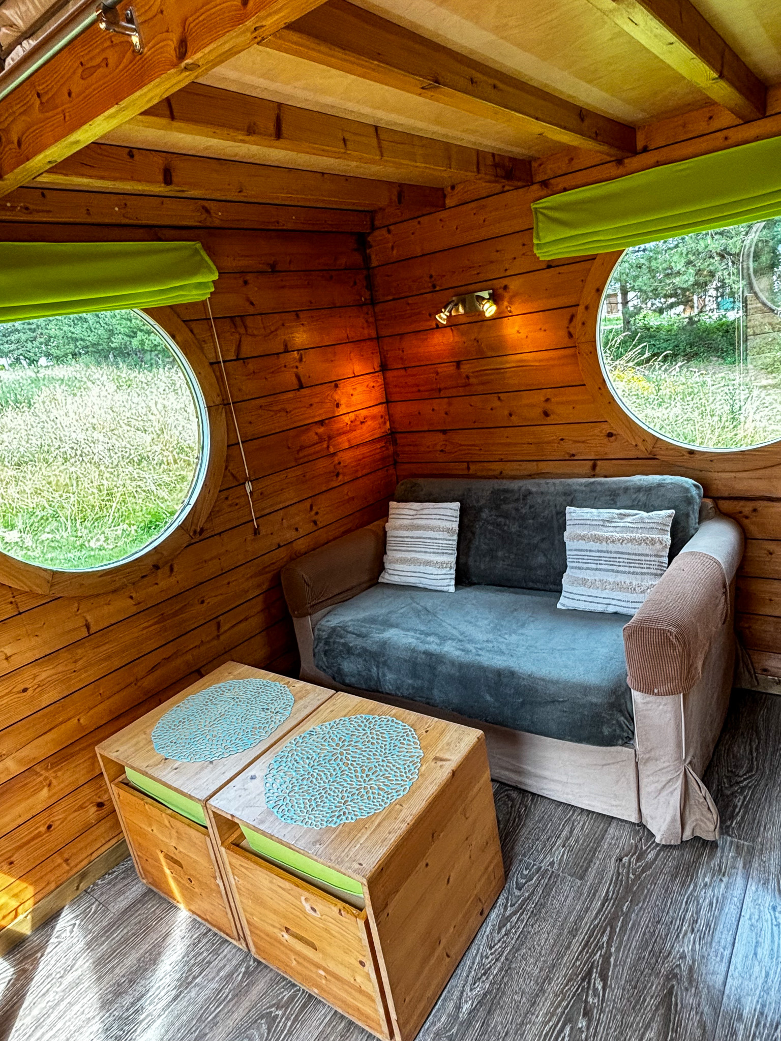 Carré d'étoiles Vénus : une cabane poétique au cœur de la nature à La Chapelle Blanche St Martin — chambre
