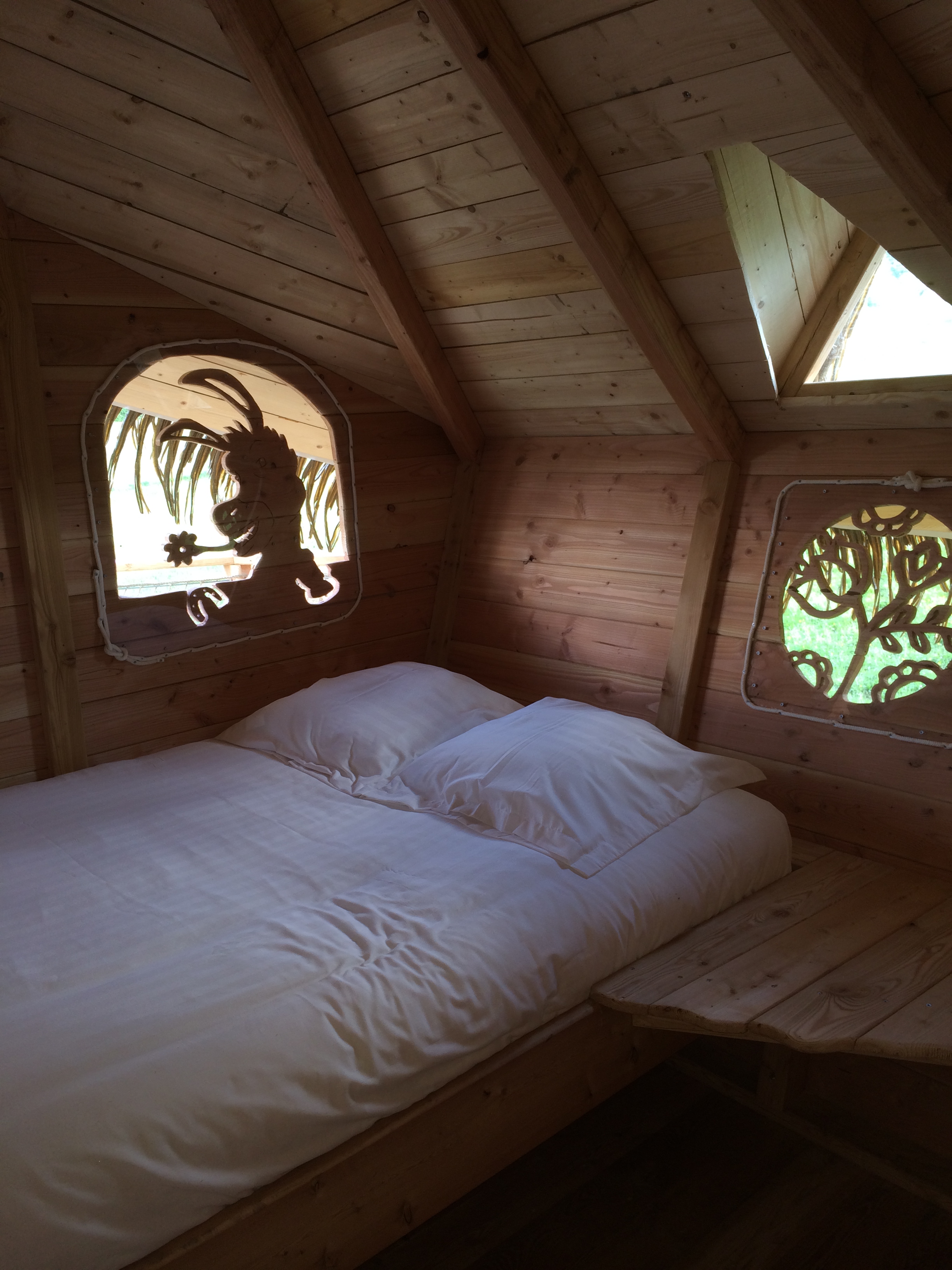 La Cabane du Domaine de Suzel — Cabane dans les arbres avec spa en Isère à Saint-Quentin-sur-Isère — salle de bain