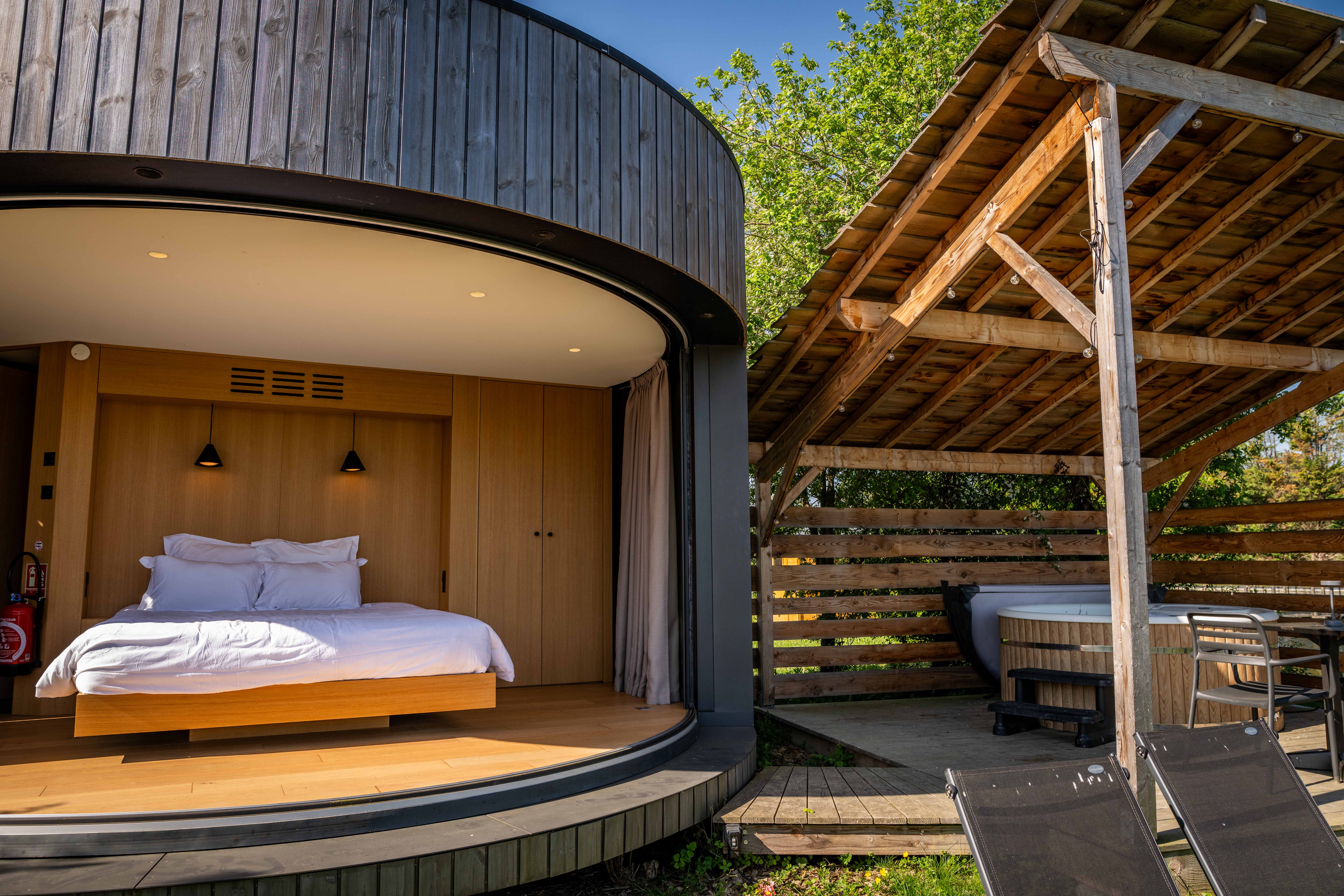 LUMIPOD SPA ILE — Cabane au bord de l'eau avec spa à Ain à Meillonnas — espace de vie