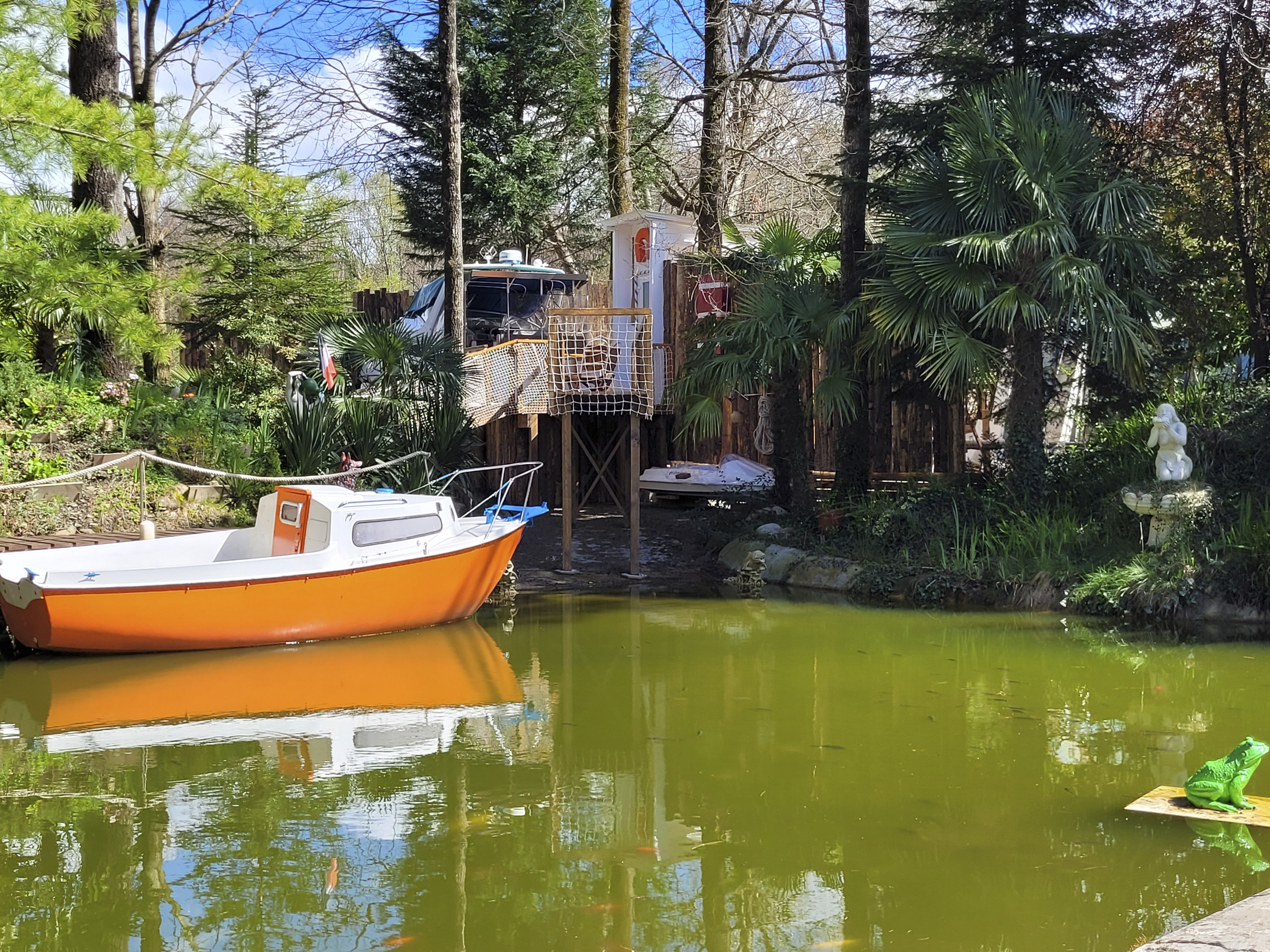 Un voyage insolite à bord d'un bateau en Midi-Pyrénées à Capvern — vue intérieure