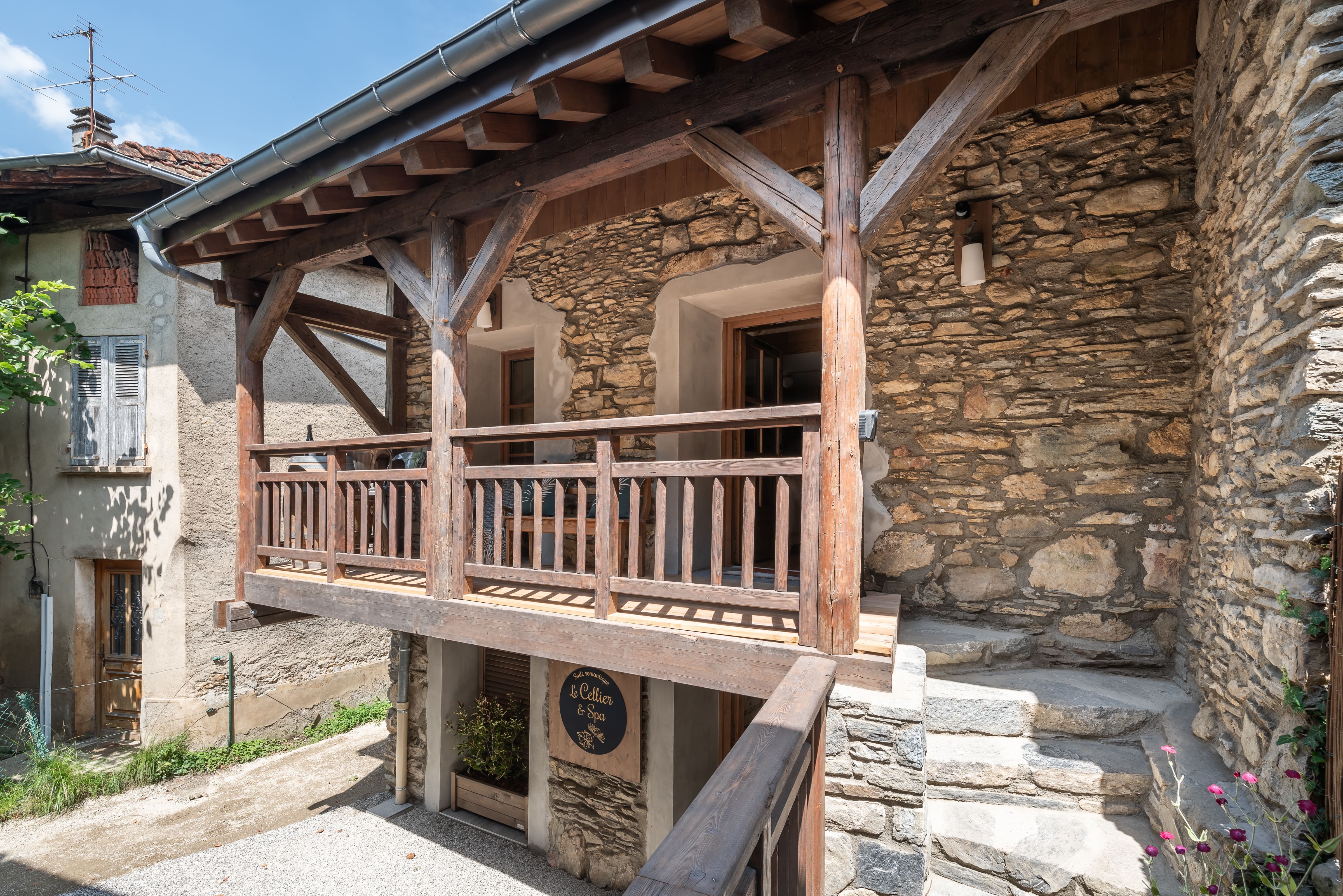 Le Cellier & Spa — Suite avec spa à Saint-Georges-de-Commiers (Isère) à Saint-Georges-de-Commiers — salle de bain