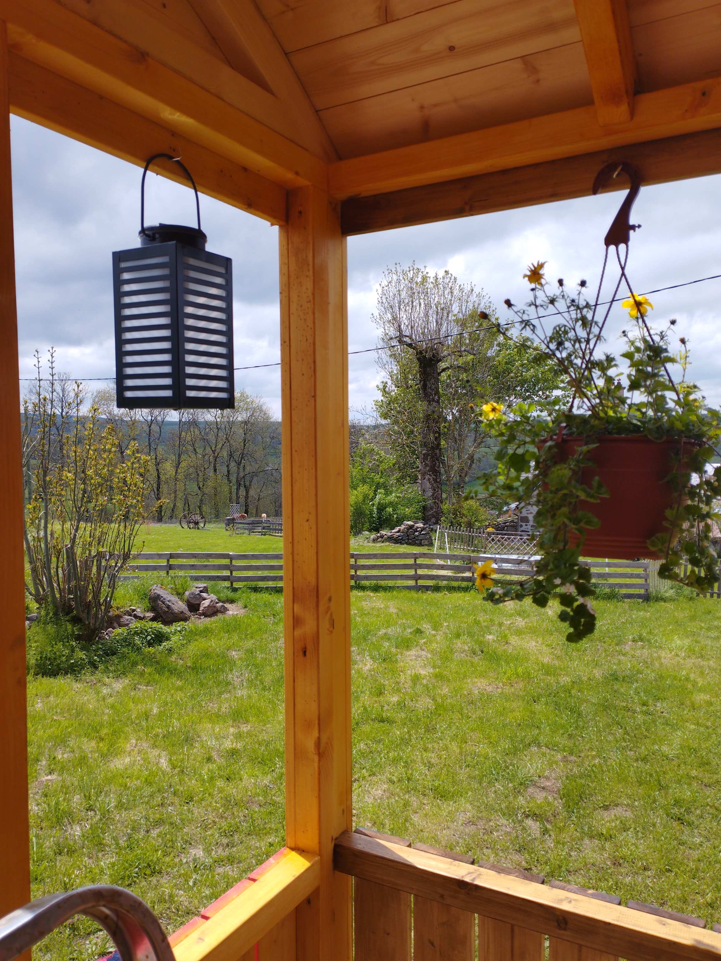 Évasion en roulotte romantique au cœur de l'Auvergne à Saint Saturnin — vue depuis la terrasse