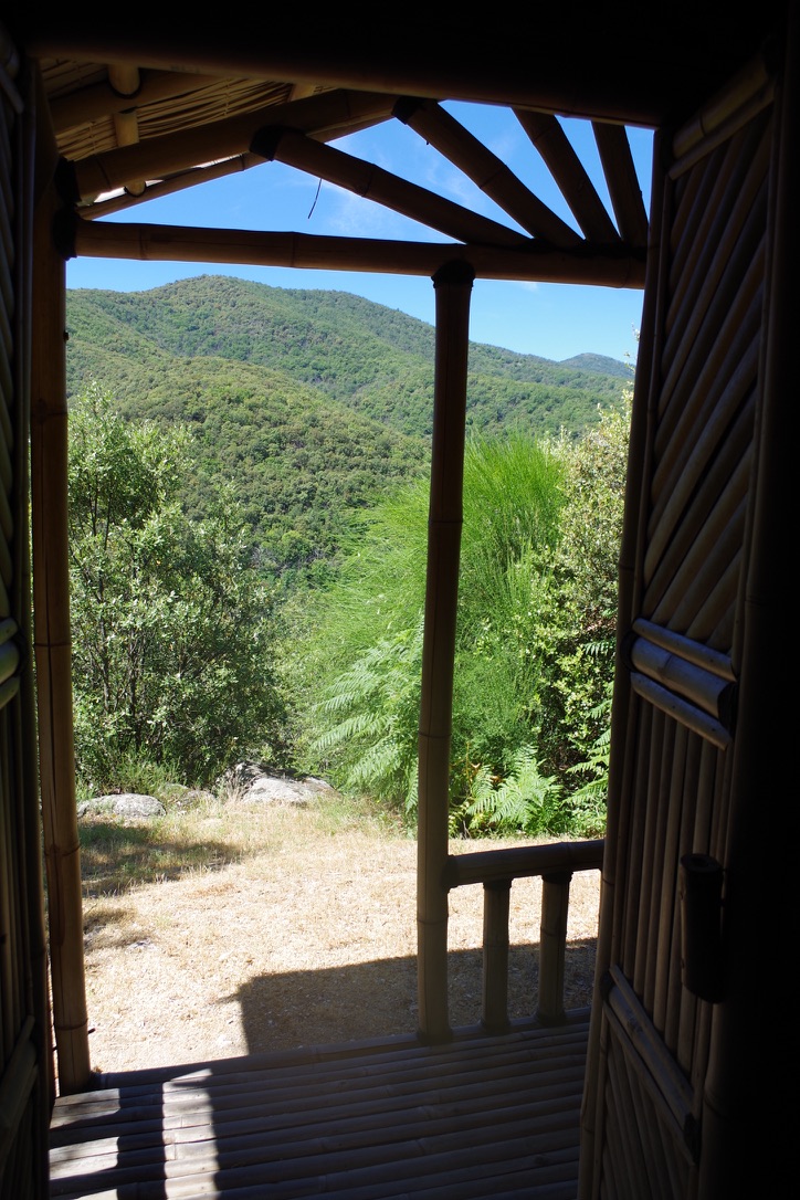 Cabane Bambou — Séjour exotique avec spa à Lascoutch (Gard) à Soudorgues — salle de bain