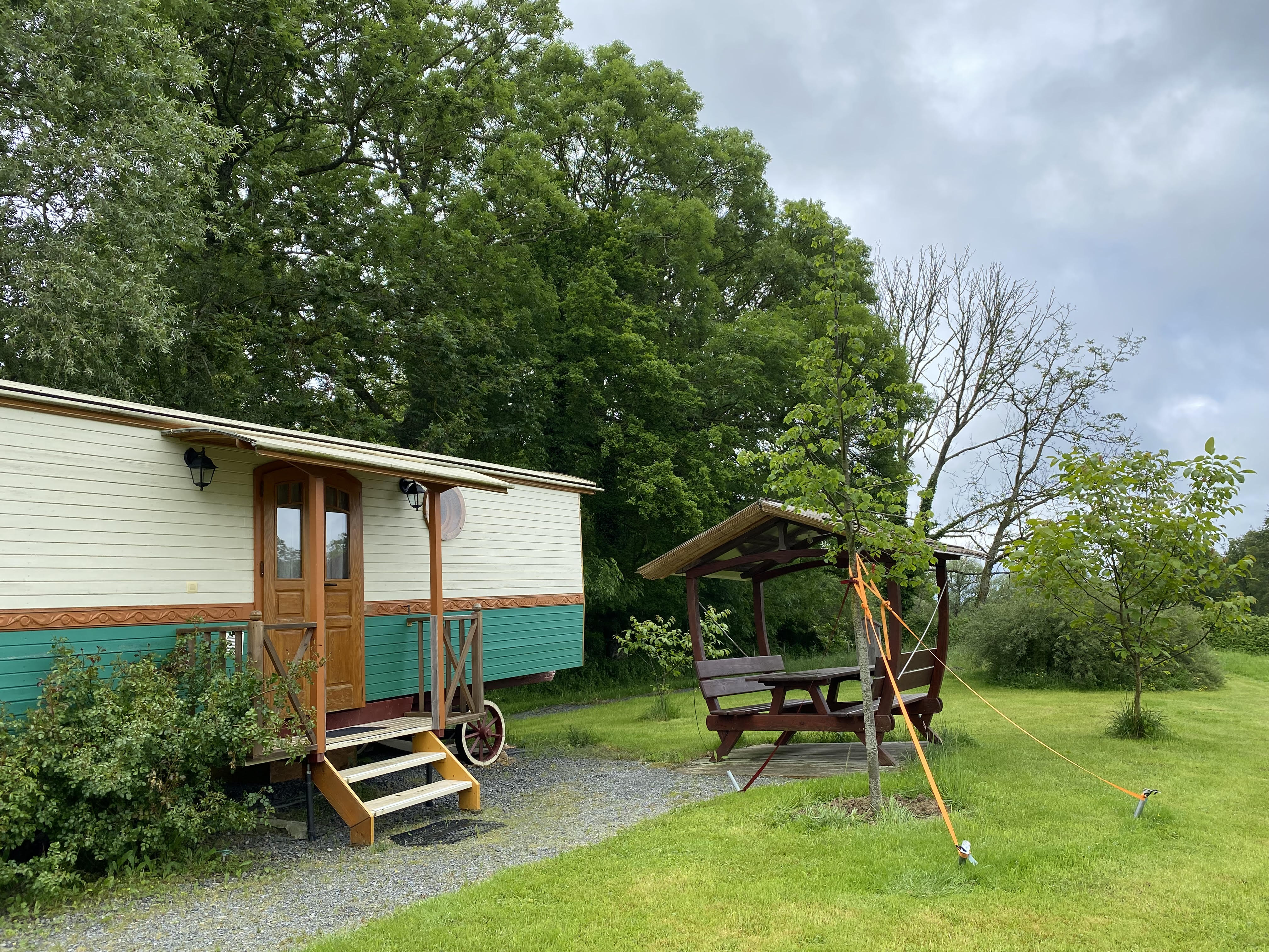 Roulotte Olivia — Hébergement insolite avec spa à Puy-de-Dôme à Riom — chambre
