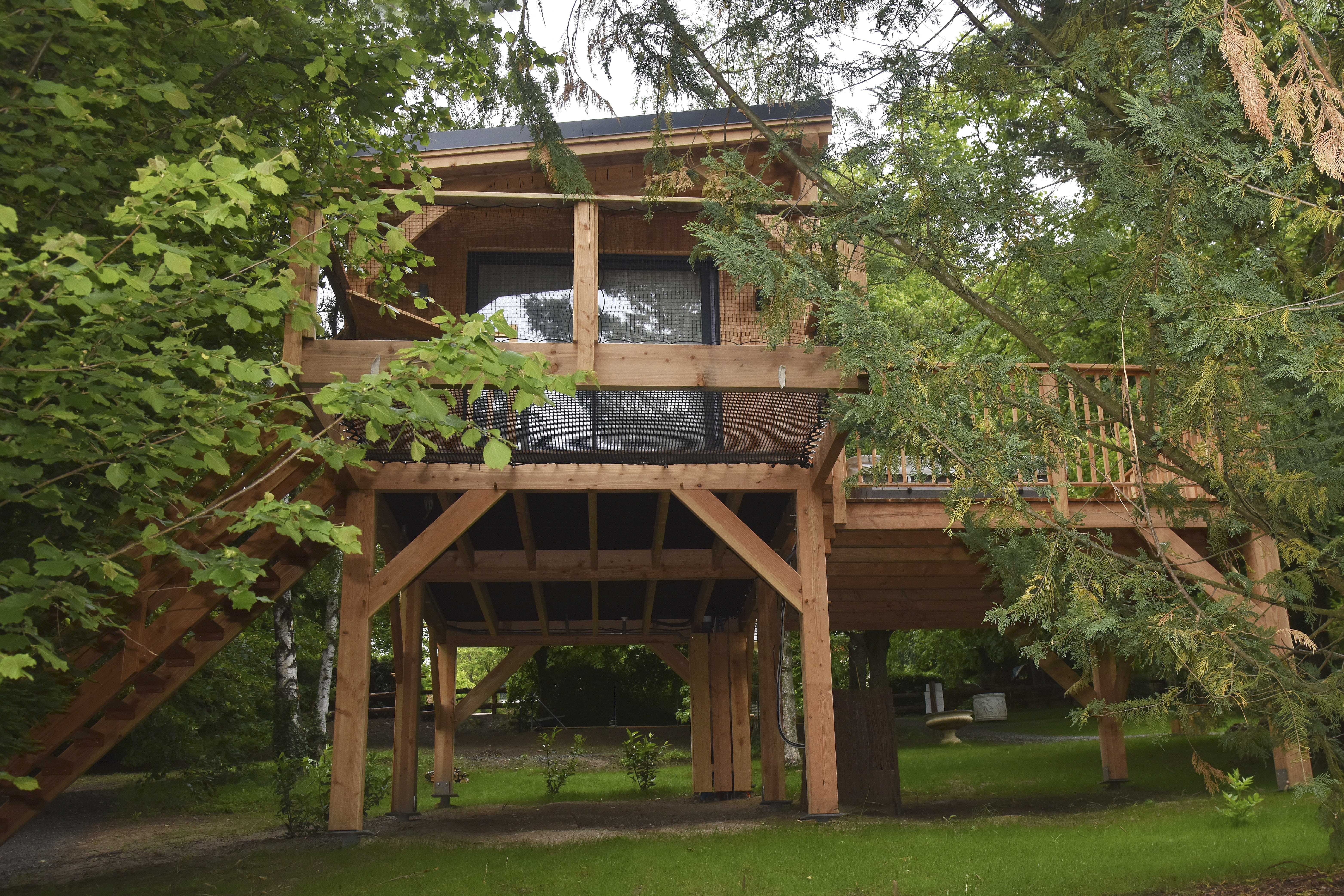 Évasion en cabane sur pilotis avec spa en Auvergne à Vic-Le-Comte — vue intérieure