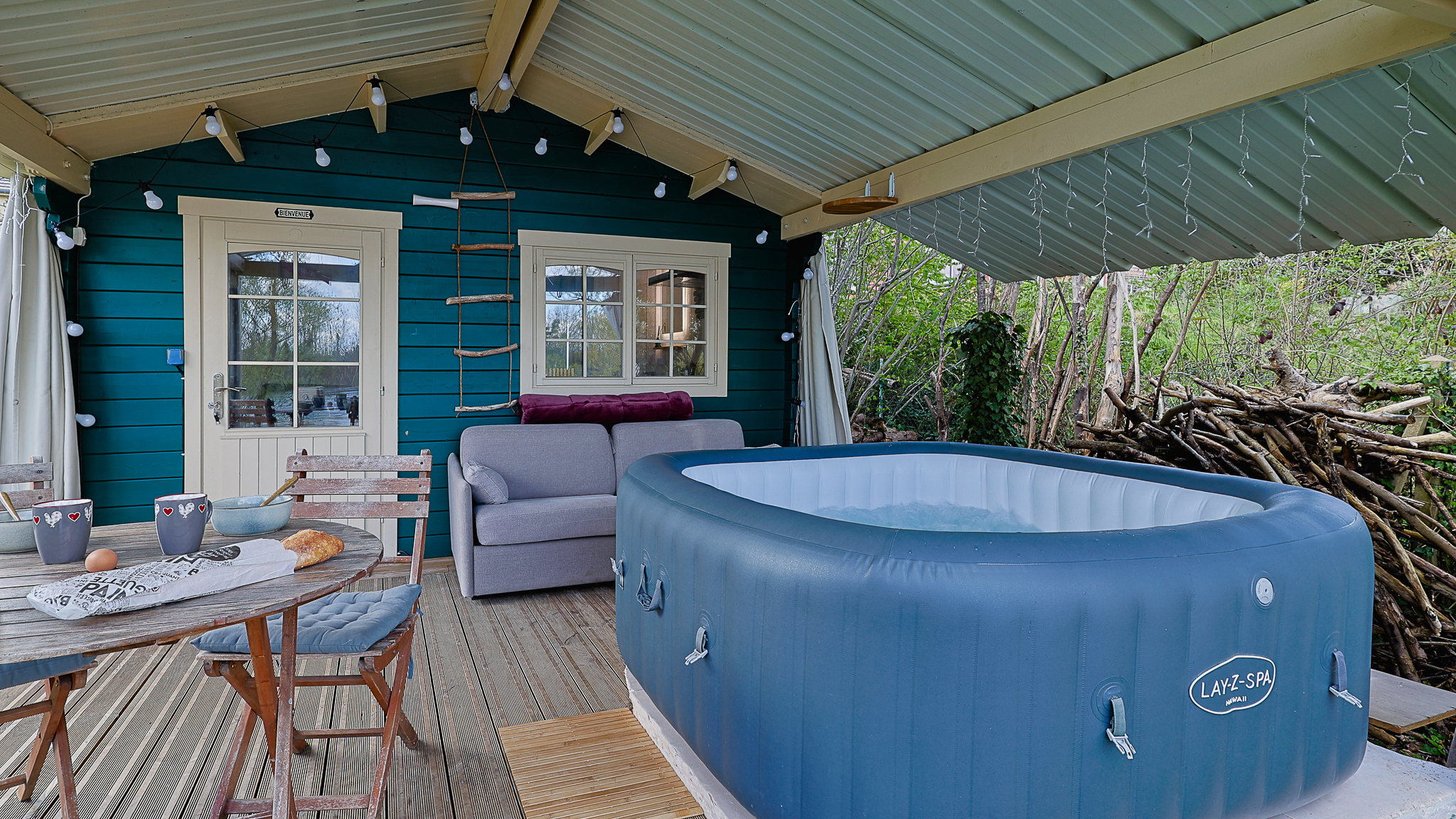 Chalet bord de Seine & Spa : une évasion romantique en Île-de-France à Carrières-Sous-Poissy — chambre