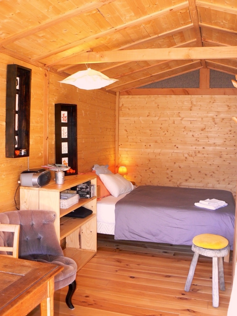 La Cabane sur pilotis : une évasion unique en Languedoc-Roussillon à Chambon — chambre