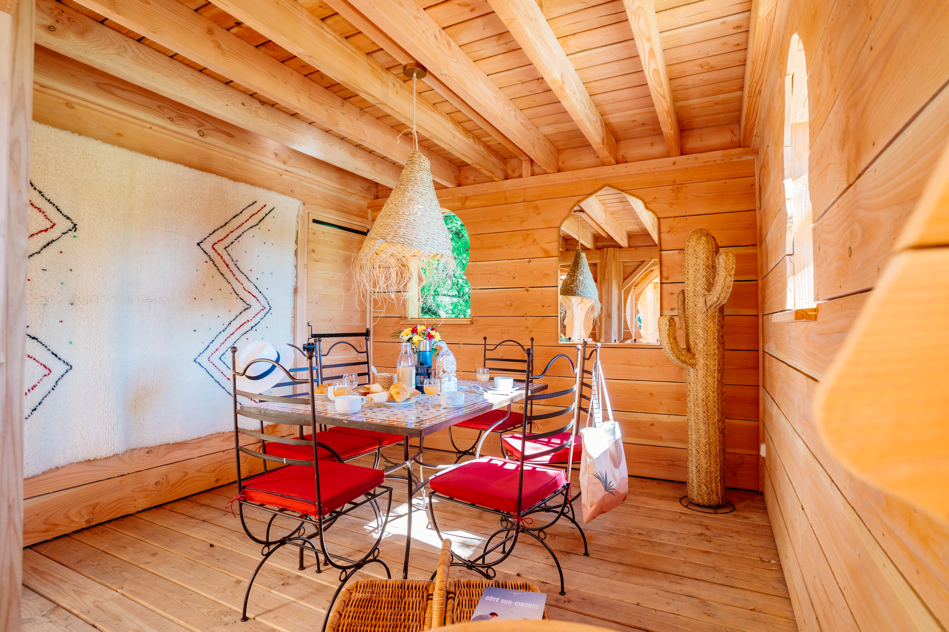 Riad avec spa : une cabane sur pilotis en Aquitaine à Le Nizan — espace de vie